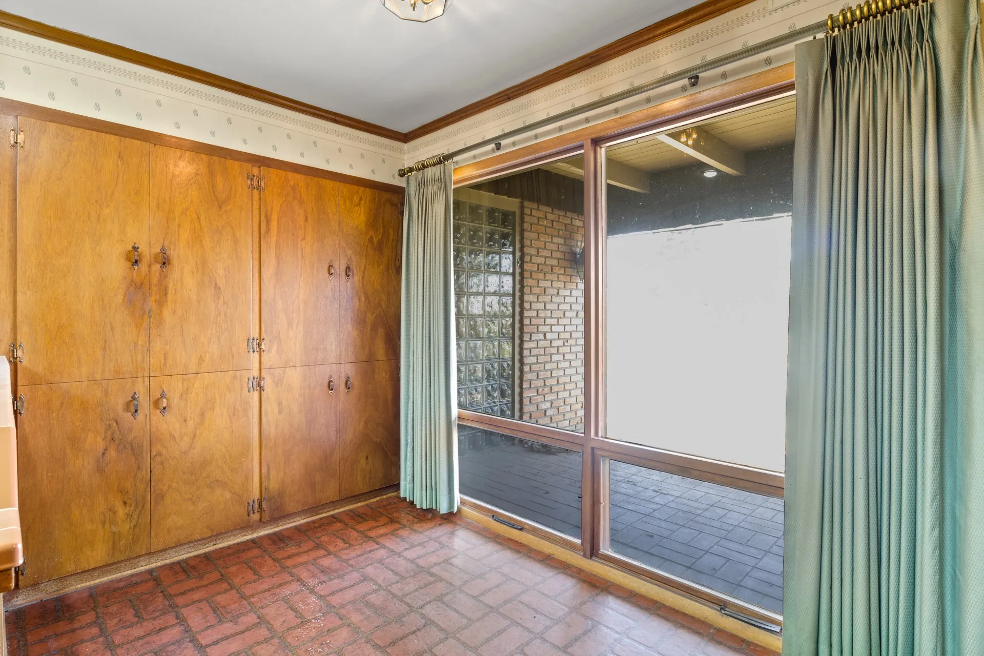 Single Family Residence For Sale in Titus County , 101 Bluebird Street, Mt Pleasant, Texas 75455, 3 Bedroom, 3 Bathroom, 2 Garage spaces, 3,127 Sqft, built in 1955, mls#21403641, Real Estate Agent in Mt Pleasant, Homes For Sale in Titus county, Homes For Sale in Mt Pleasant, Realtor in Mt Pleasant Texas, Real Estate Brokerage Independent Realty Texas, Luminita Cordes Realtor