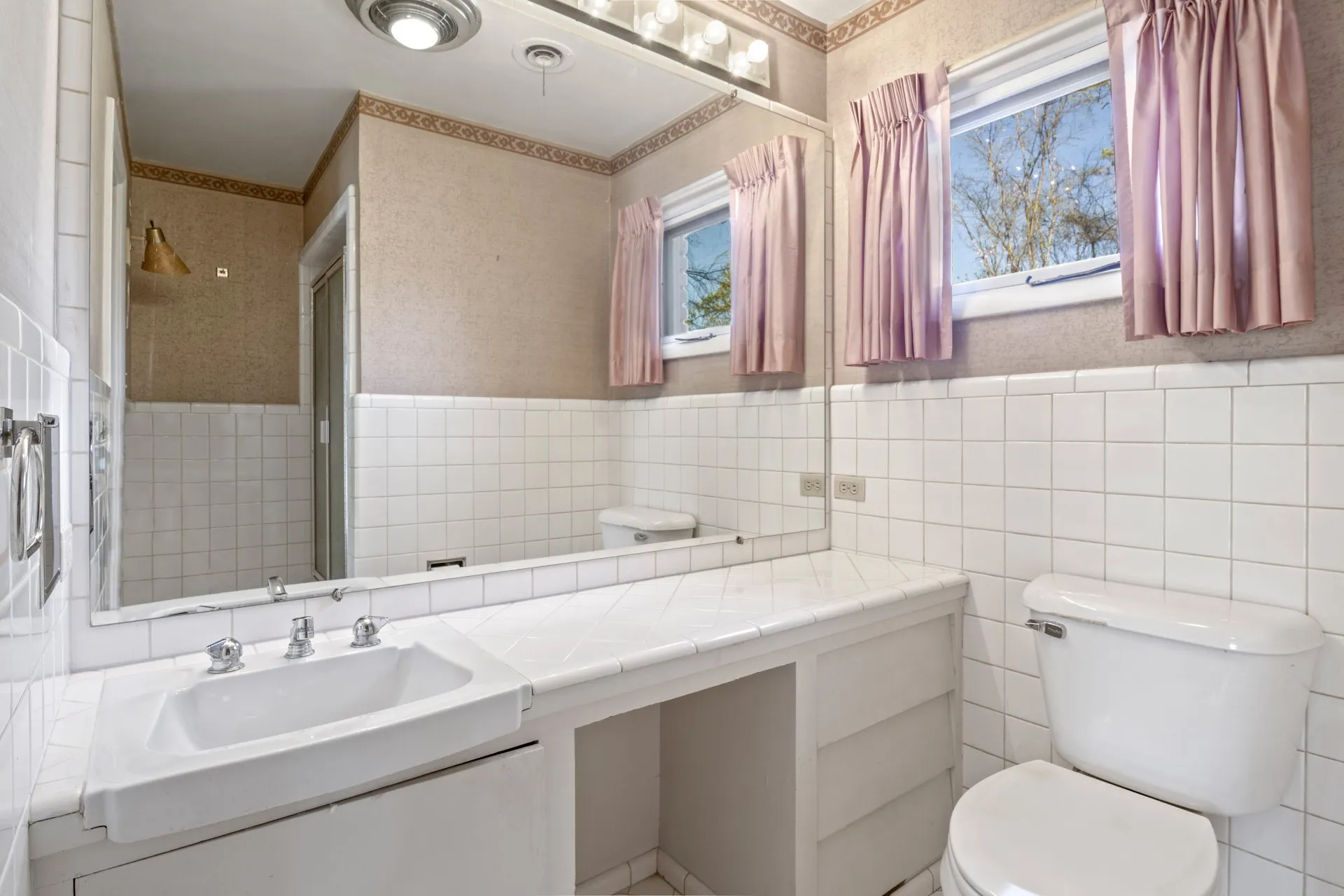 Single Family Residence For Sale in Titus County , 101 Bluebird Street, Mt Pleasant, Texas 75455, 3 Bedroom, 3 Bathroom, 2 Garage spaces, 3,127 Sqft, built in 1955, mls#21403641, Real Estate Agent in Mt Pleasant, Homes For Sale in Titus county, Homes For Sale in Mt Pleasant, Realtor in Mt Pleasant Texas, Real Estate Brokerage Independent Realty Texas, Luminita Cordes Realtor