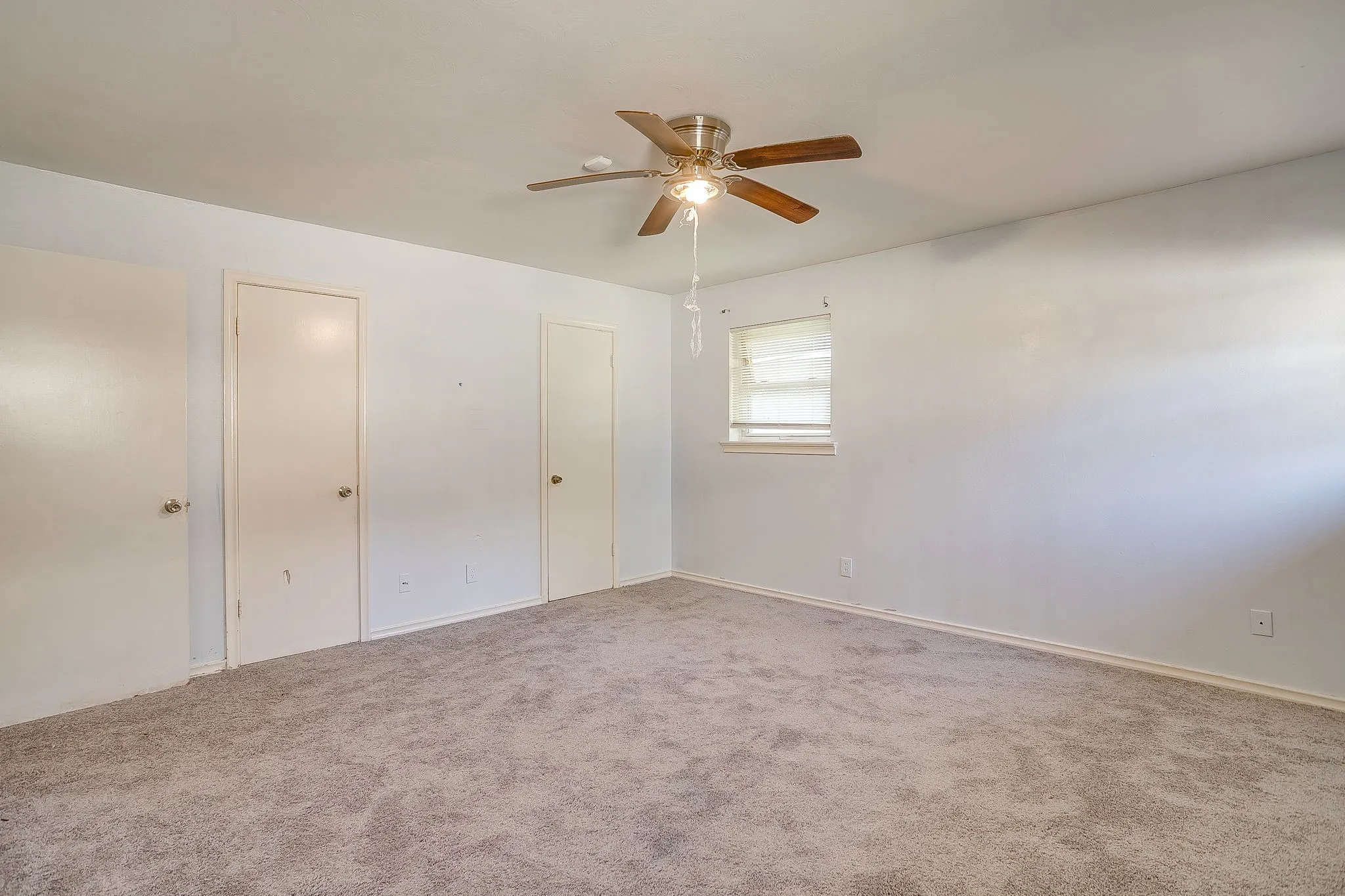 Ceiling fan with wood-finish blades and integrated lighting
