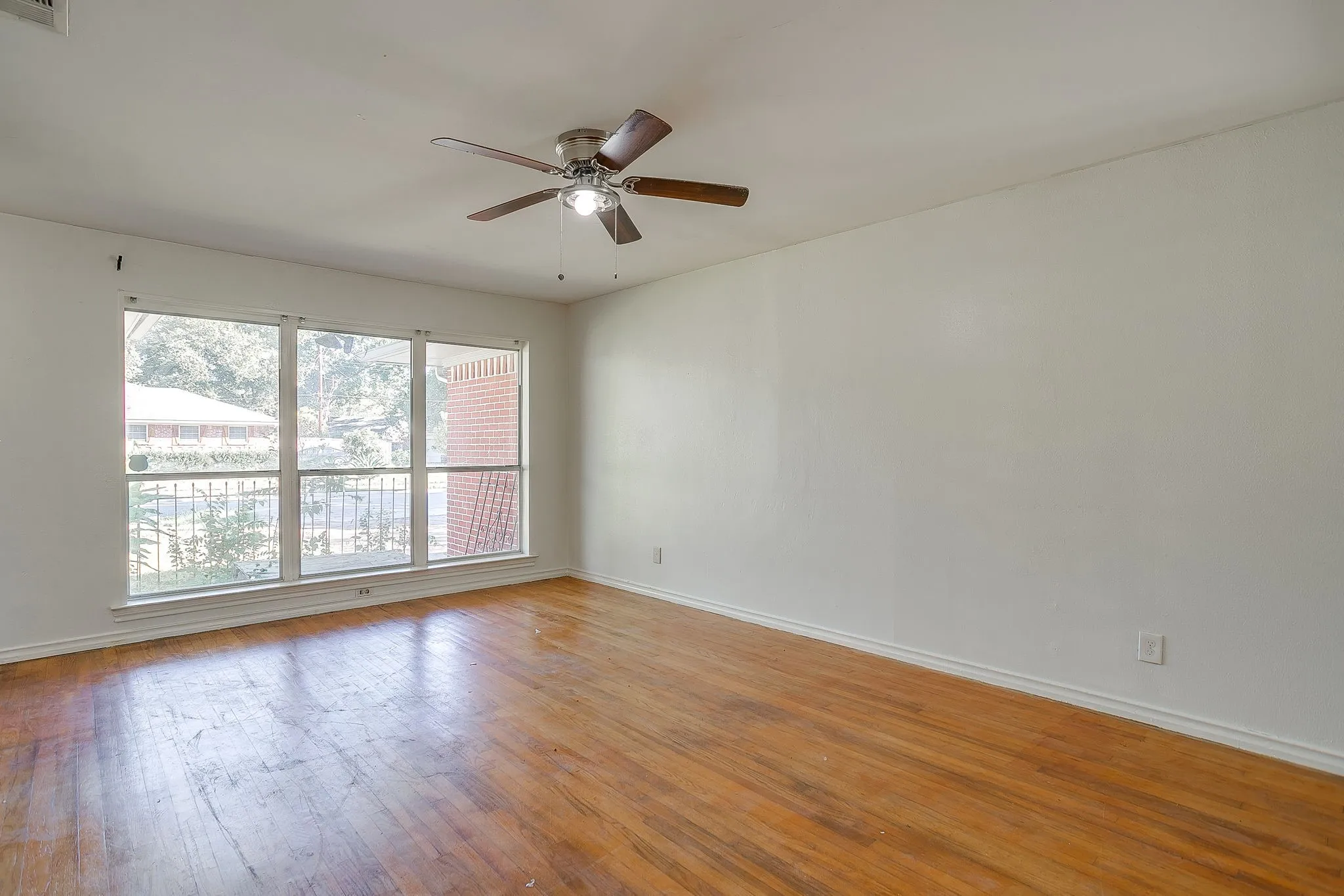 Hardwood flooring, multi-pane windows, ceiling fan with integrated lighting