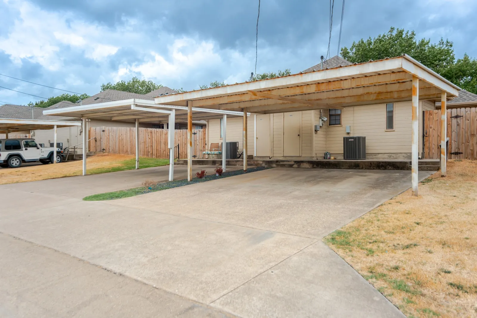 Duplex For Rent in Ellis County , 1609 W Jamestown Drive, Ennis, Texas 75119, 2 Bedroom, 2 Bathroom, Garage spaces, 1,274 Sqft, built in 1987, mls#21404019, Real Estate Agent in Ennis, Homes For Rent in Ellis county, Homes For Rent in Ennis, Realtor in Ennis Texas, Real Estate Brokerage Independent Realty Texas, Luminita Cordes Realtor