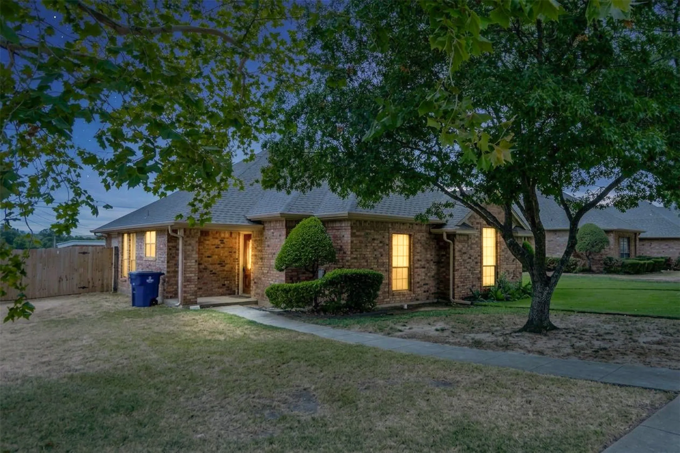Duplex For Rent in Ellis County , 1609 W Jamestown Drive, Ennis, Texas 75119, 2 Bedroom, 2 Bathroom, Garage spaces, 1,274 Sqft, built in 1987, mls#21404019, Real Estate Agent in Ennis, Homes For Rent in Ellis county, Homes For Rent in Ennis, Realtor in Ennis Texas, Real Estate Brokerage Independent Realty Texas, Luminita Cordes Realtor