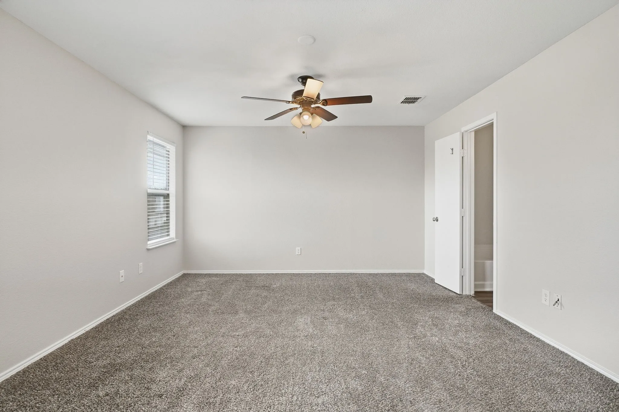 Single Family Residence For Sale in Tarrant County , 14116 Cochise Drive, Fort Worth, Texas 76052, 4 Bedroom, 3 Bathroom, 2 Garage spaces, 2,540 Sqft, built in 2005, mls#21398760, Real Estate Agent in Fort Worth, Homes For Sale in Tarrant county, Homes For Sale in Fort Worth, Realtor in Fort Worth Texas, Real Estate Brokerage Independent Realty Texas, Luminita Cordes Realtor