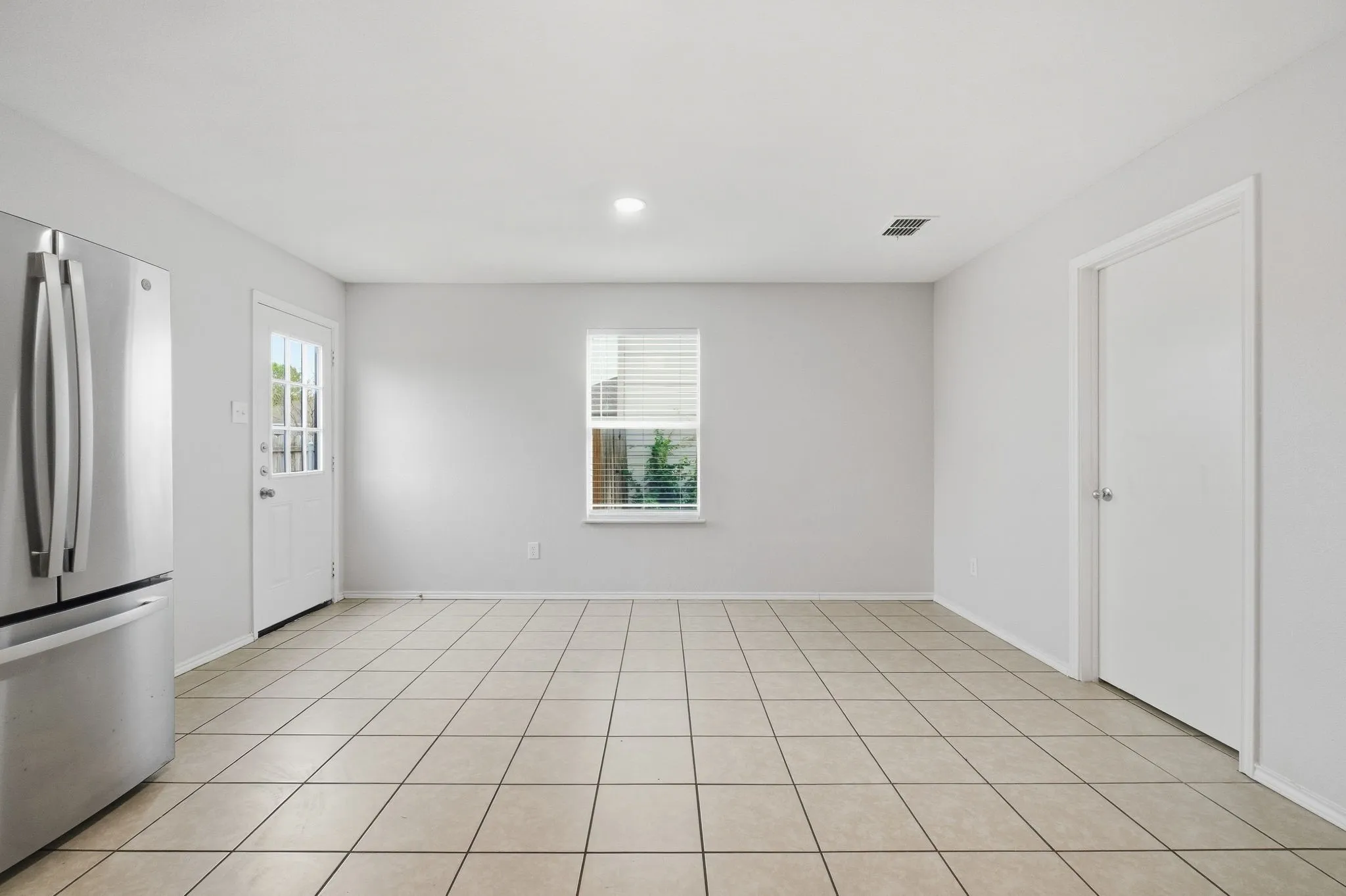 Single Family Residence For Sale in Tarrant County , 14116 Cochise Drive, Fort Worth, Texas 76052, 4 Bedroom, 3 Bathroom, 2 Garage spaces, 2,540 Sqft, built in 2005, mls#21398760, Real Estate Agent in Fort Worth, Homes For Sale in Tarrant county, Homes For Sale in Fort Worth, Realtor in Fort Worth Texas, Real Estate Brokerage Independent Realty Texas, Luminita Cordes Realtor