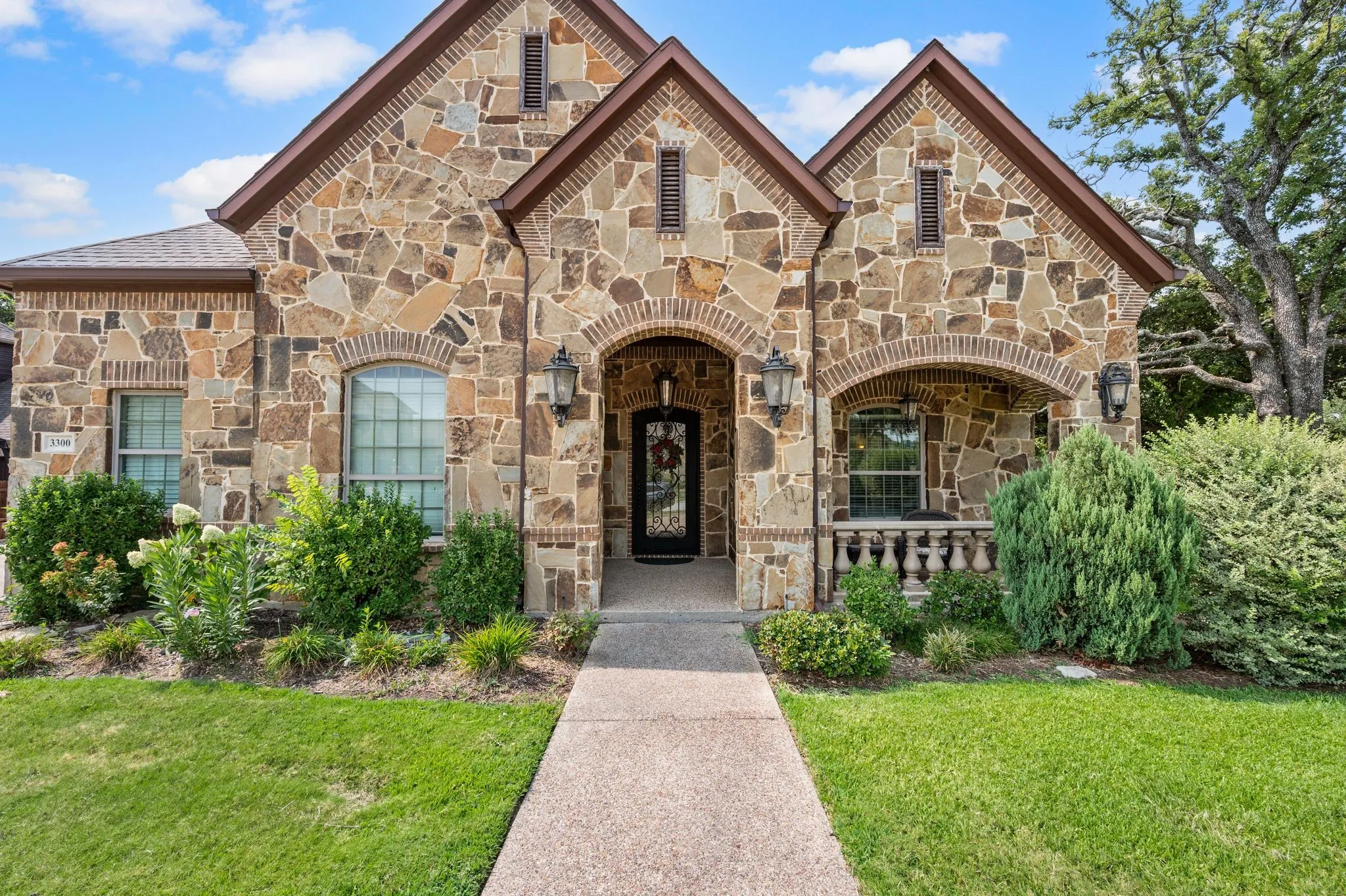Single Family Residence For Sale in Tarrant County , 3300 Alexandria Court, Grapevine, Texas 76092, 4 Bedroom, 4 Bathroom, 2 Garage spaces, 4,260 Sqft, built in 2015, mls#21404023, Real Estate Agent in Grapevine, Homes For Sale in Tarrant county, Homes For Sale in Grapevine, Realtor in Grapevine Texas, Real Estate Brokerage Independent Realty Texas, Luminita Cordes Realtor
