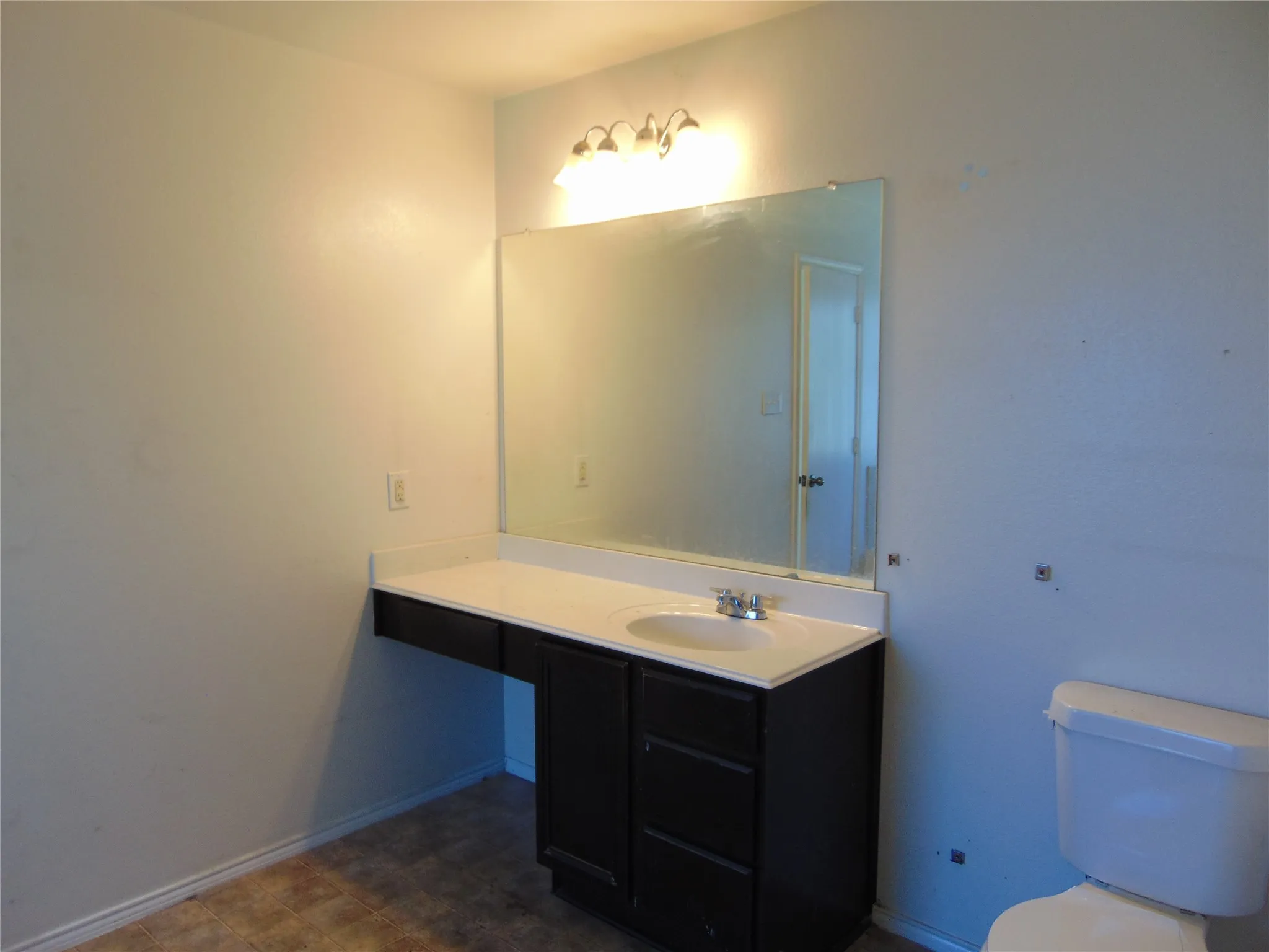 Single Family Residence For Sale in Dallas County , 1430 Waldrop Drive, Lancaster, Texas 75146, 4 Bedroom, 2 Bathroom, 2 Garage spaces, 2,226 Sqft, built in 2011, mls#21402937, Real Estate Agent in Lancaster, Homes For Sale in Dallas county, Homes For Sale in Lancaster, Realtor in Lancaster Texas, Real Estate Brokerage Independent Realty Texas, Luminita Cordes Realtor