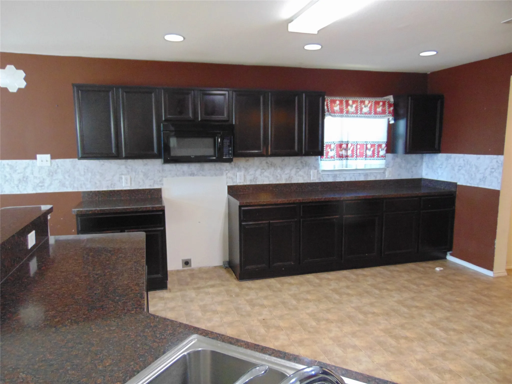 Single Family Residence For Sale in Dallas County , 1430 Waldrop Drive, Lancaster, Texas 75146, 4 Bedroom, 2 Bathroom, 2 Garage spaces, 2,226 Sqft, built in 2011, mls#21402937, Real Estate Agent in Lancaster, Homes For Sale in Dallas county, Homes For Sale in Lancaster, Realtor in Lancaster Texas, Real Estate Brokerage Independent Realty Texas, Luminita Cordes Realtor