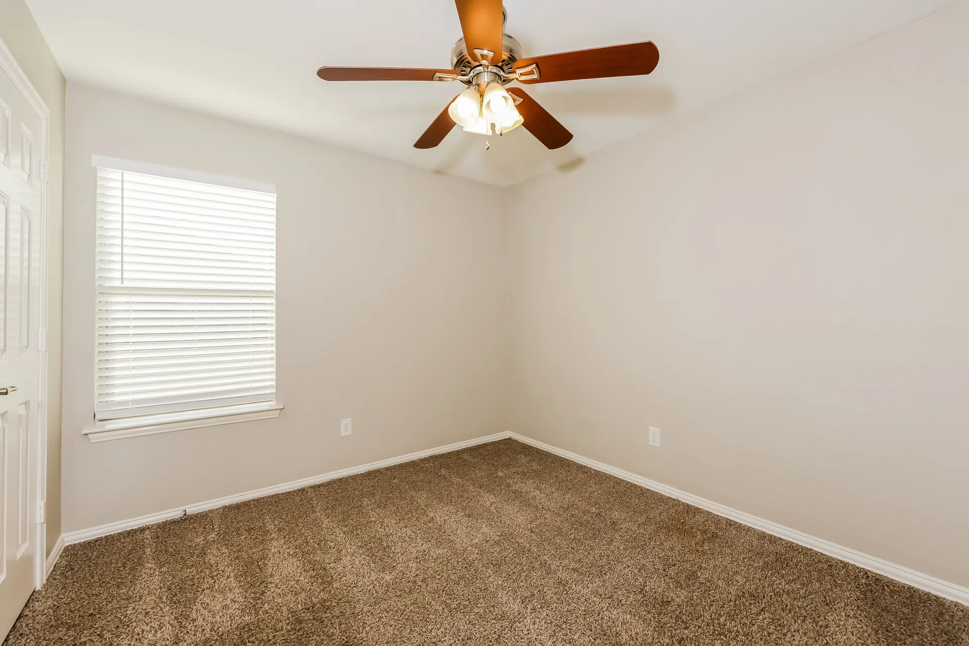 Single Family Residence For Rent in Tarrant County , 3040 Thicket Bend Court, Fort Worth, Texas 76244, 3 Bedroom, 2 Bathroom, 2 Garage spaces, 1,741 Sqft, built in 2008, mls#21404032, Real Estate Agent in Fort Worth, Homes For Rent in Tarrant county, Homes For Rent in Fort Worth, Realtor in Fort Worth Texas, Real Estate Brokerage Independent Realty Texas, Luminita Cordes Realtor