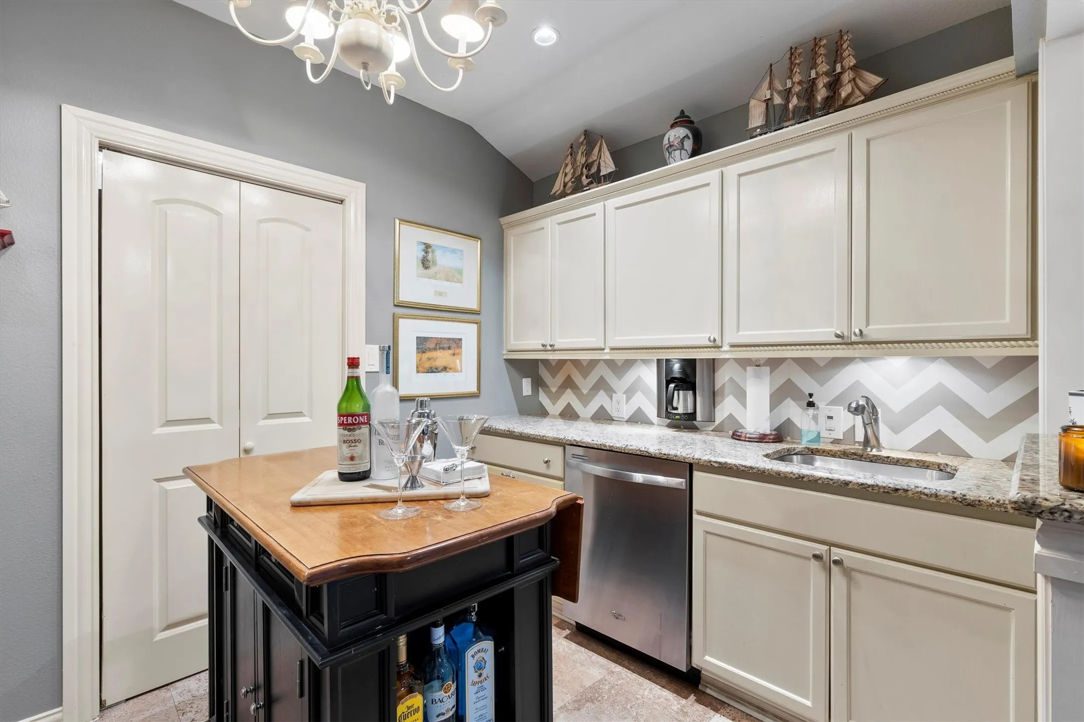 Single Family Residence For Sale in Dallas County , 1432 Sylvan Avenue, Dallas, Texas 75208, 3 Bedroom, 4 Bathroom, Garage spaces, 3,130 Sqft, built in 1949, mls#21403843, Real Estate Agent in Dallas, Homes For Sale in Dallas county, Homes For Sale in Dallas, Realtor in Dallas Texas, Real Estate Brokerage Independent Realty Texas, Luminita Cordes Realtor