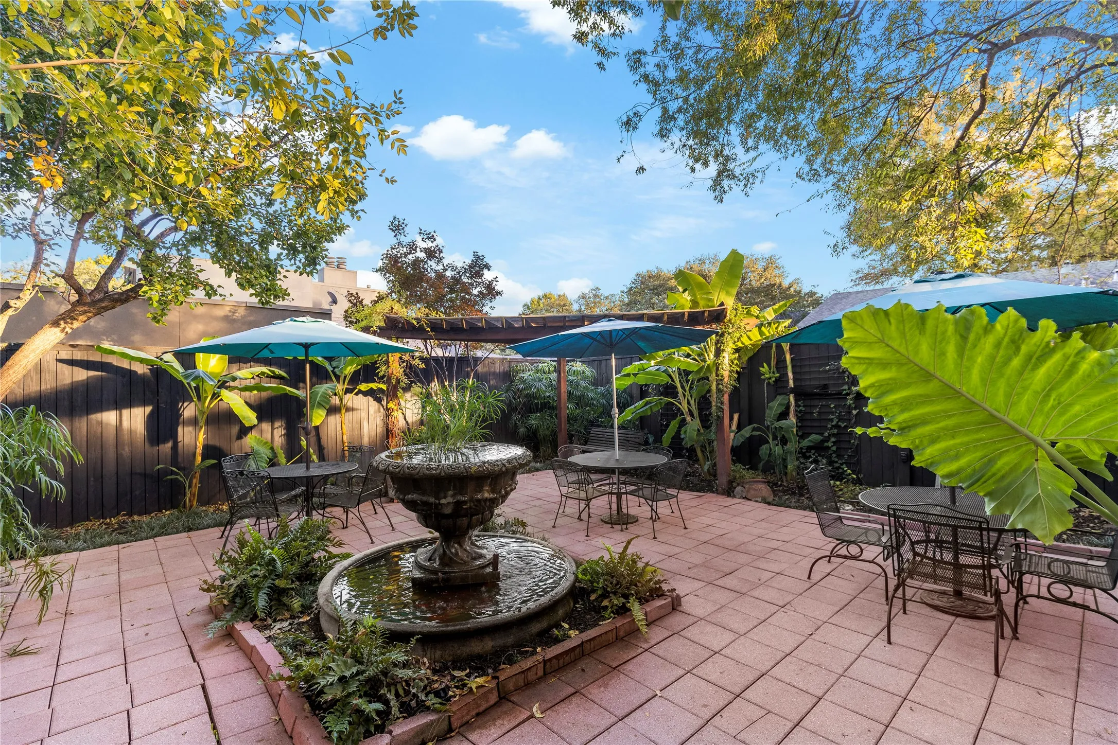 Single Family Residence For Sale in Dallas County , 1432 Sylvan Avenue, Dallas, Texas 75208, 3 Bedroom, 4 Bathroom, Garage spaces, 3,130 Sqft, built in 1949, mls#21403843, Real Estate Agent in Dallas, Homes For Sale in Dallas county, Homes For Sale in Dallas, Realtor in Dallas Texas, Real Estate Brokerage Independent Realty Texas, Luminita Cordes Realtor