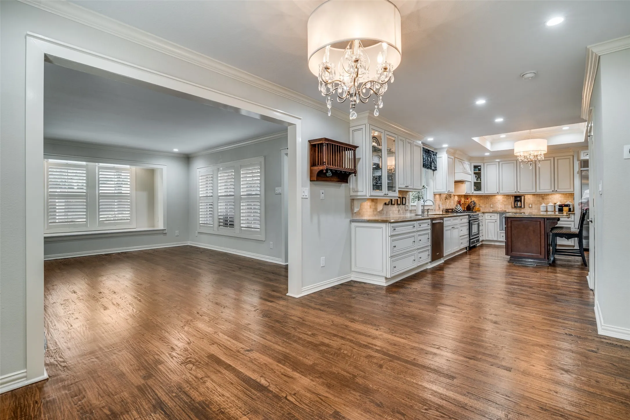 Single Family Residence For Sale in Dallas County , 1432 Sylvan Avenue, Dallas, Texas 75208, 3 Bedroom, 4 Bathroom, Garage spaces, 3,130 Sqft, built in 1949, mls#21403843, Real Estate Agent in Dallas, Homes For Sale in Dallas county, Homes For Sale in Dallas, Realtor in Dallas Texas, Real Estate Brokerage Independent Realty Texas, Luminita Cordes Realtor