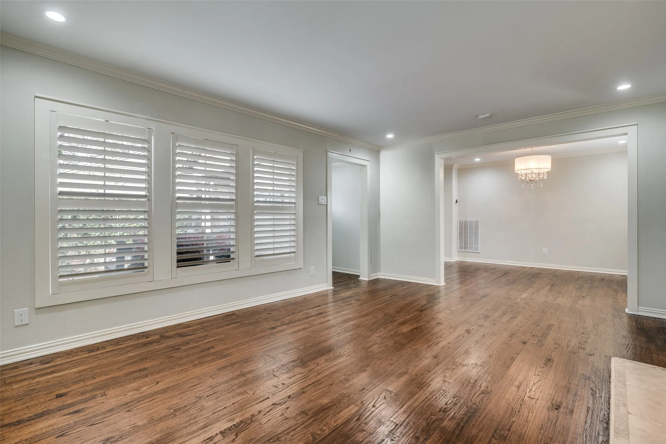 Single Family Residence For Sale in Dallas County , 1432 Sylvan Avenue, Dallas, Texas 75208, 3 Bedroom, 4 Bathroom, Garage spaces, 3,130 Sqft, built in 1949, mls#21403843, Real Estate Agent in Dallas, Homes For Sale in Dallas county, Homes For Sale in Dallas, Realtor in Dallas Texas, Real Estate Brokerage Independent Realty Texas, Luminita Cordes Realtor