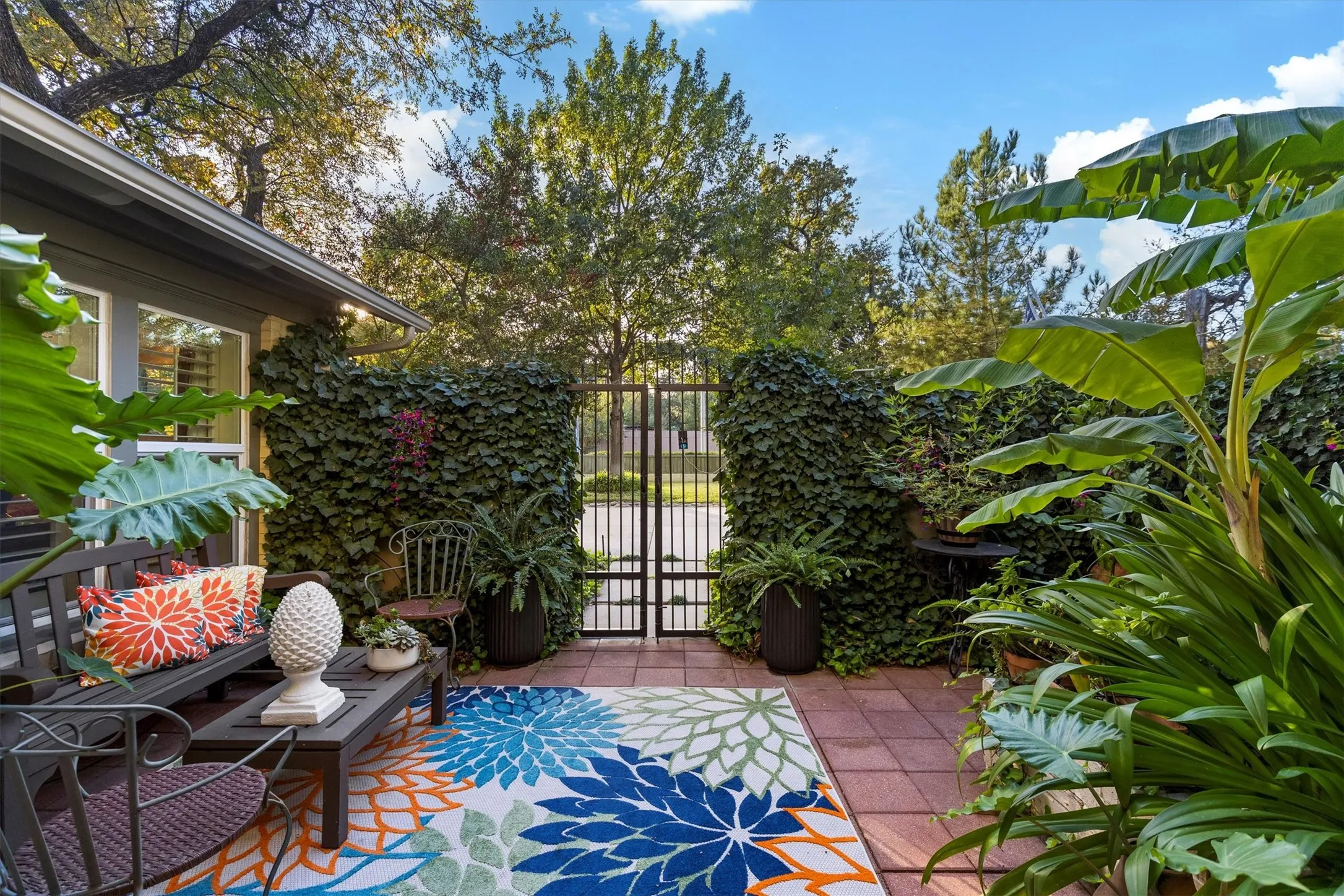 Single Family Residence For Sale in Dallas County , 1432 Sylvan Avenue, Dallas, Texas 75208, 3 Bedroom, 4 Bathroom, Garage spaces, 3,130 Sqft, built in 1949, mls#21403843, Real Estate Agent in Dallas, Homes For Sale in Dallas county, Homes For Sale in Dallas, Realtor in Dallas Texas, Real Estate Brokerage Independent Realty Texas, Luminita Cordes Realtor