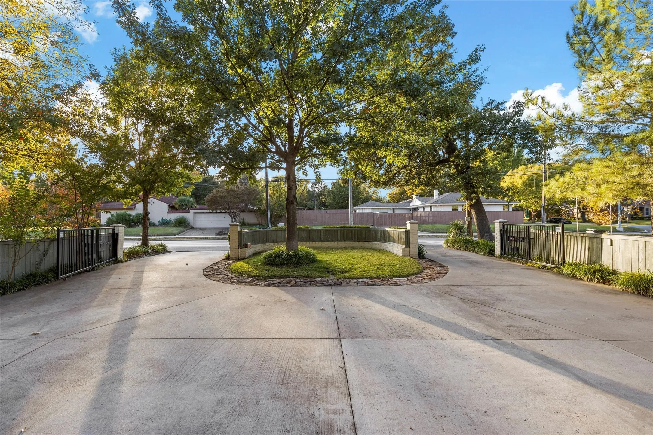 Single Family Residence For Sale in Dallas County , 1432 Sylvan Avenue, Dallas, Texas 75208, 3 Bedroom, 4 Bathroom, Garage spaces, 3,130 Sqft, built in 1949, mls#21403843, Real Estate Agent in Dallas, Homes For Sale in Dallas county, Homes For Sale in Dallas, Realtor in Dallas Texas, Real Estate Brokerage Independent Realty Texas, Luminita Cordes Realtor