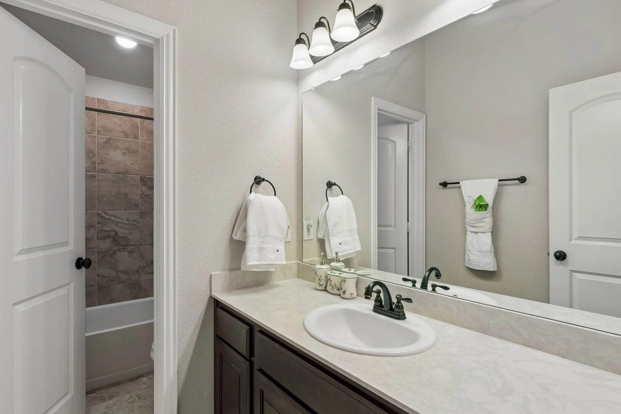 Single Family Residence For Sale in Collin County , 202 Champion Drive, Wylie, Texas 75098, 4 Bedroom, 2 Bathroom, 2 Garage spaces, 2,235 Sqft, built in 2017, mls#21400279, Real Estate Agent in Wylie, Homes For Sale in Collin county, Homes For Sale in Wylie, Realtor in Wylie Texas, Real Estate Brokerage Independent Realty Texas, Luminita Cordes Realtor