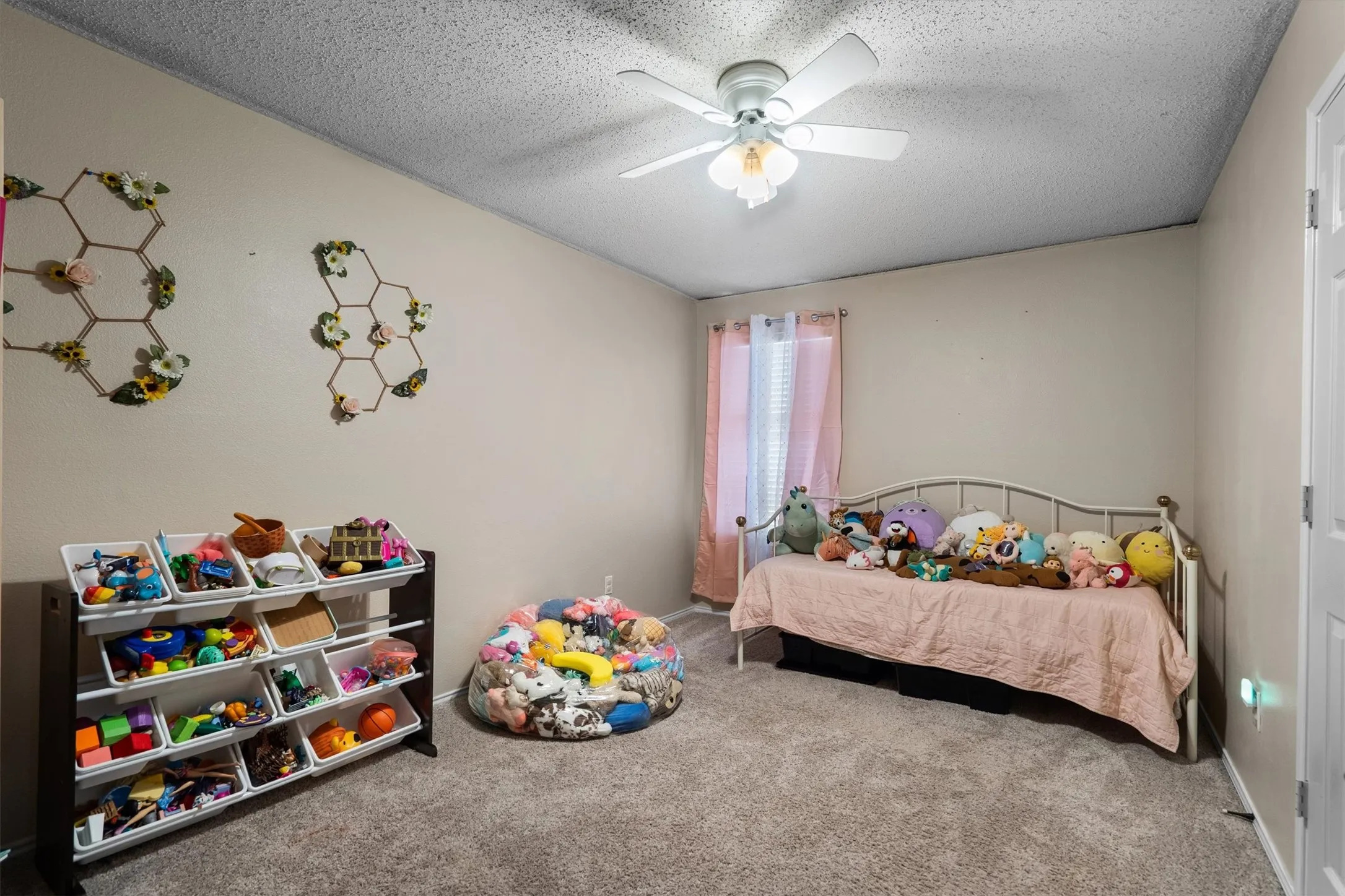 Single Family Residence For Sale in Denton County , 205 Saddlebrook Drive, Krum, Texas 76249, 3 Bedroom, 2 Bathroom, 2 Garage spaces, 1,633 Sqft, built in 2002, mls#21403696, Real Estate Agent in Krum, Homes For Sale in Denton county, Homes For Sale in Krum, Realtor in Krum Texas, Real Estate Brokerage Independent Realty Texas, Luminita Cordes Realtor