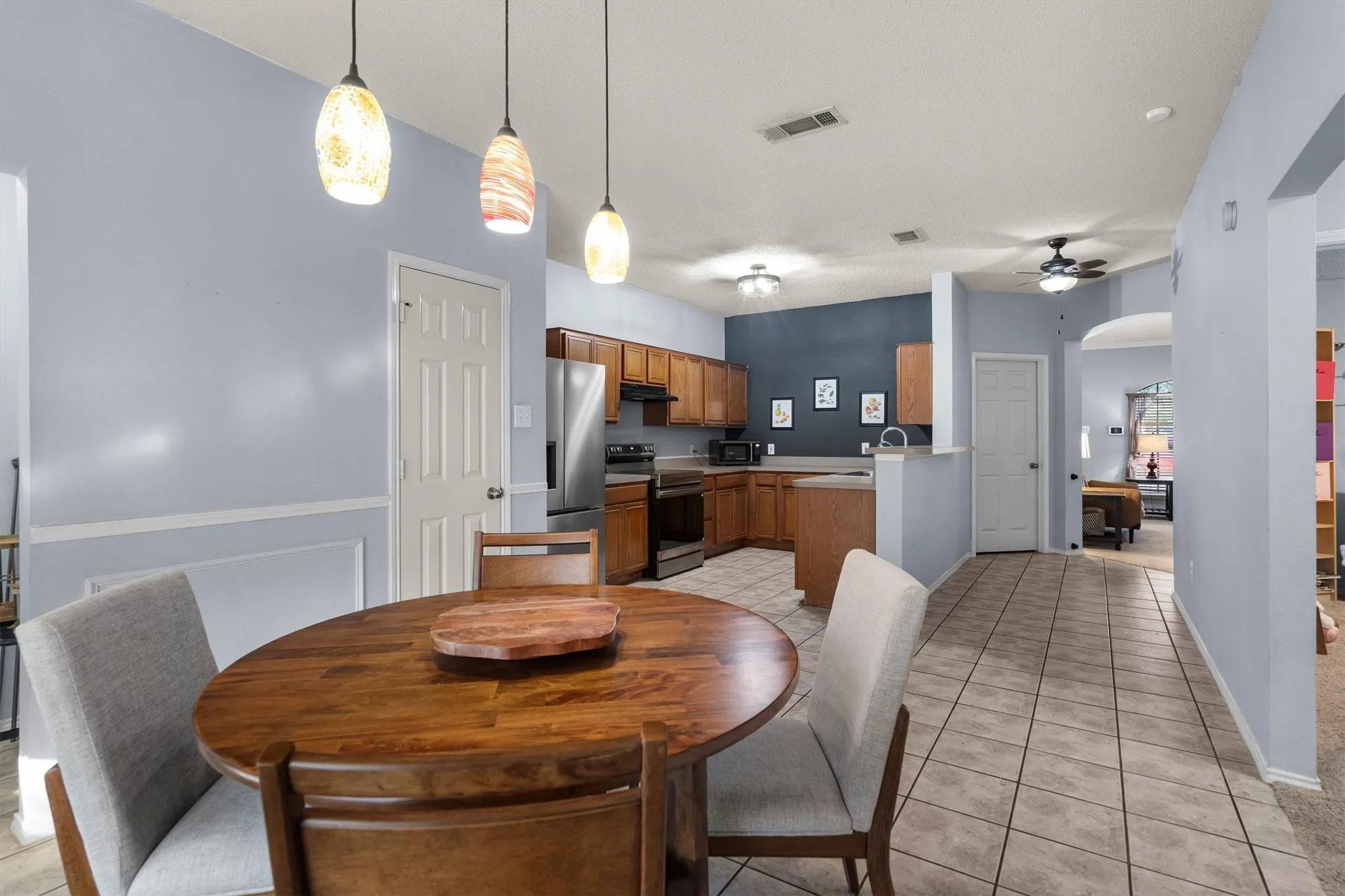 Single Family Residence For Sale in Denton County , 205 Saddlebrook Drive, Krum, Texas 76249, 3 Bedroom, 2 Bathroom, 2 Garage spaces, 1,633 Sqft, built in 2002, mls#21403696, Real Estate Agent in Krum, Homes For Sale in Denton county, Homes For Sale in Krum, Realtor in Krum Texas, Real Estate Brokerage Independent Realty Texas, Luminita Cordes Realtor