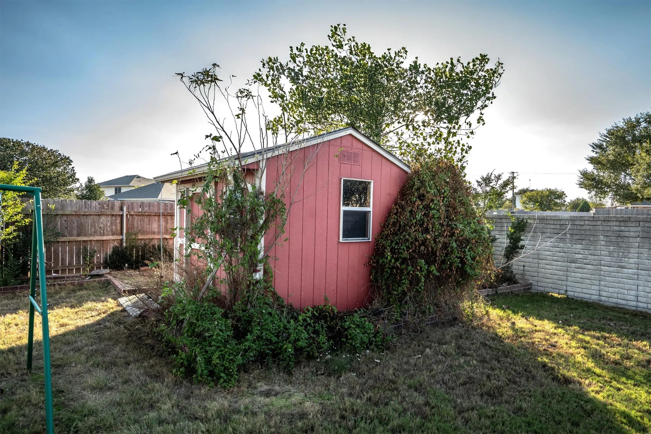 Single Family Residence For Sale in Denton County , 205 Saddlebrook Drive, Krum, Texas 76249, 3 Bedroom, 2 Bathroom, 2 Garage spaces, 1,633 Sqft, built in 2002, mls#21403696, Real Estate Agent in Krum, Homes For Sale in Denton county, Homes For Sale in Krum, Realtor in Krum Texas, Real Estate Brokerage Independent Realty Texas, Luminita Cordes Realtor