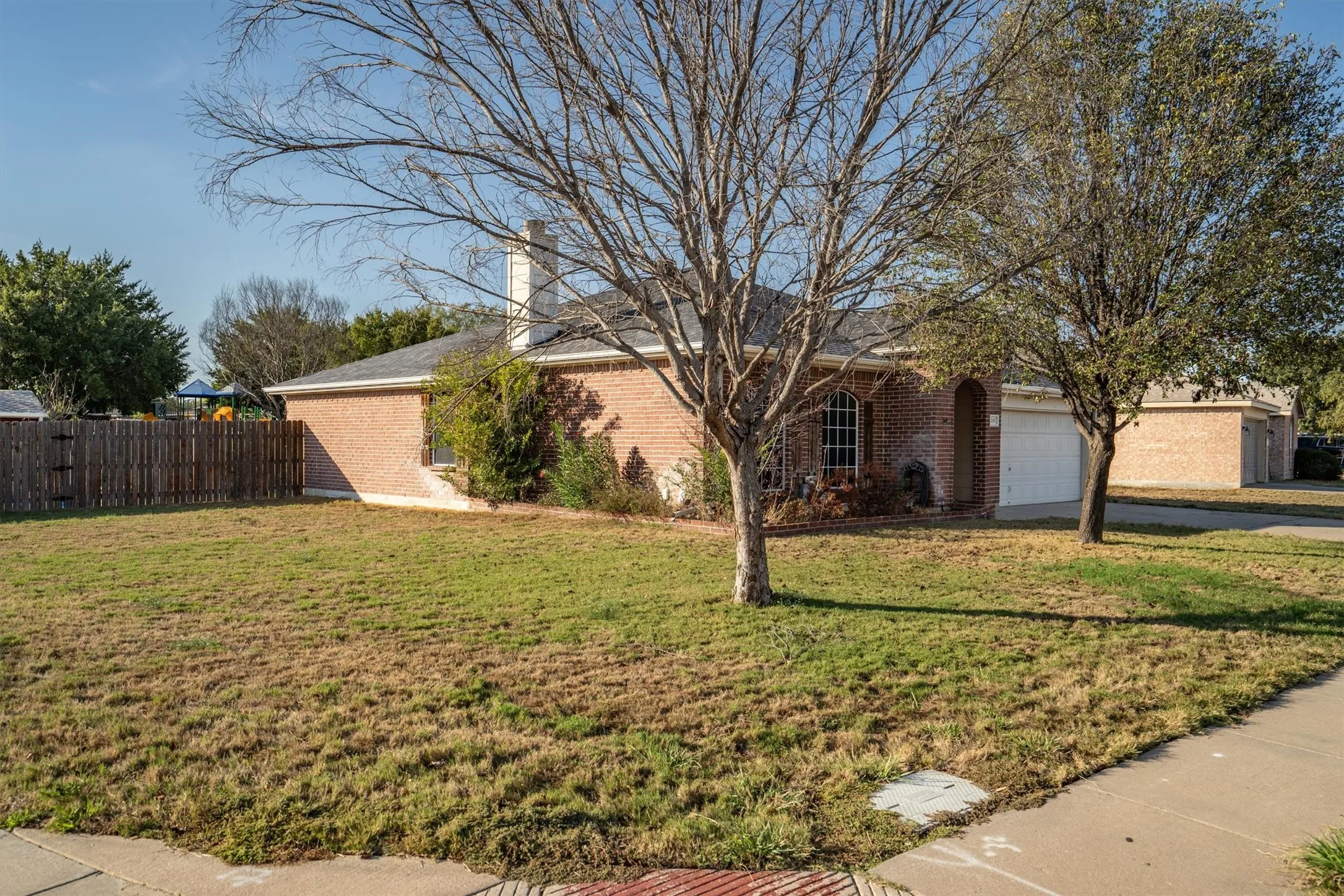 Single Family Residence For Sale in Denton County , 205 Saddlebrook Drive, Krum, Texas 76249, 3 Bedroom, 2 Bathroom, 2 Garage spaces, 1,633 Sqft, built in 2002, mls#21403696, Real Estate Agent in Krum, Homes For Sale in Denton county, Homes For Sale in Krum, Realtor in Krum Texas, Real Estate Brokerage Independent Realty Texas, Luminita Cordes Realtor