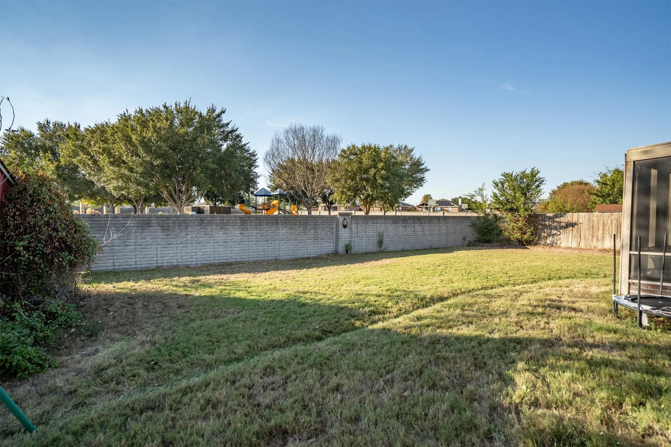 Single Family Residence For Sale in Denton County , 205 Saddlebrook Drive, Krum, Texas 76249, 3 Bedroom, 2 Bathroom, 2 Garage spaces, 1,633 Sqft, built in 2002, mls#21403696, Real Estate Agent in Krum, Homes For Sale in Denton county, Homes For Sale in Krum, Realtor in Krum Texas, Real Estate Brokerage Independent Realty Texas, Luminita Cordes Realtor