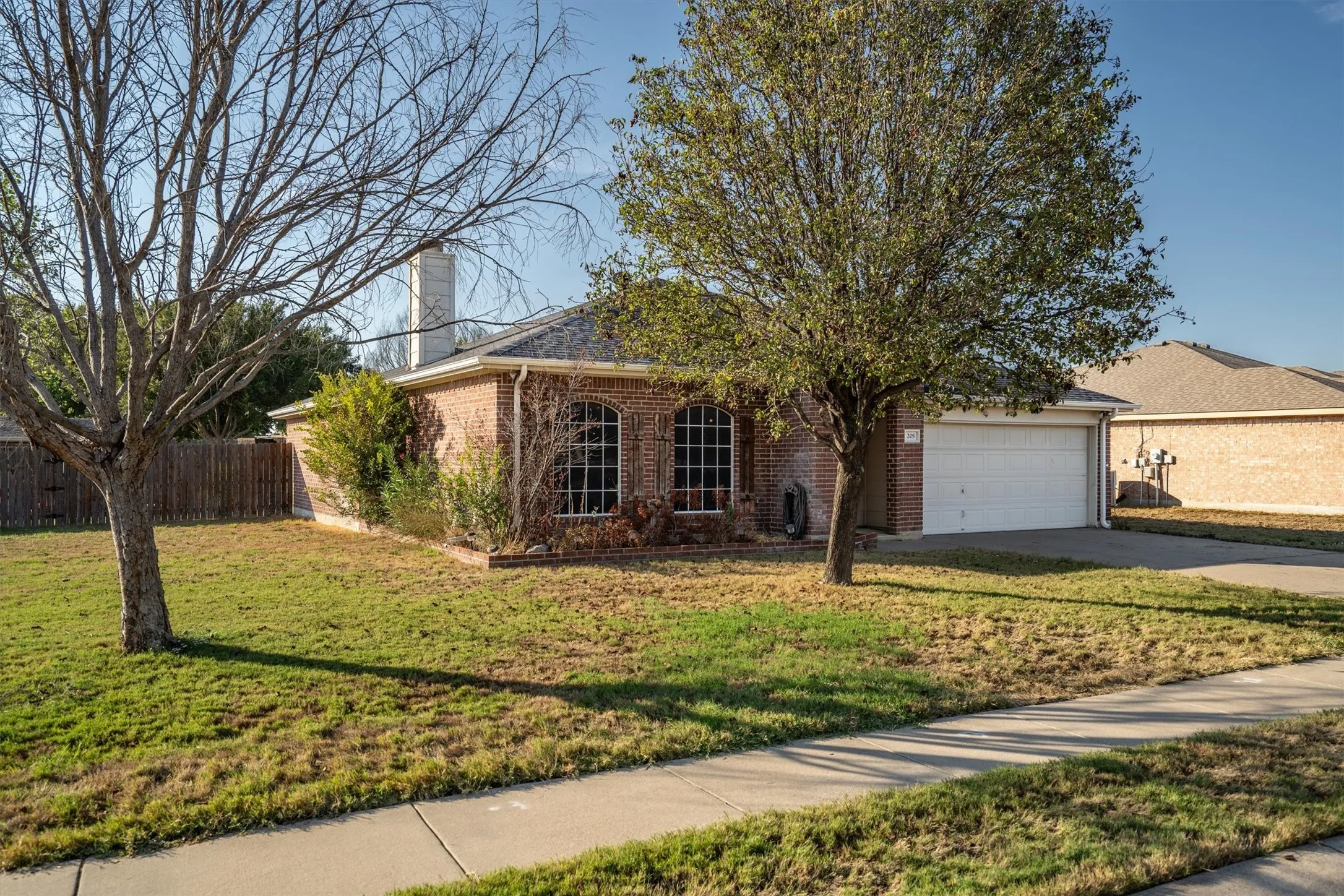 Single Family Residence For Sale in Denton County , 205 Saddlebrook Drive, Krum, Texas 76249, 3 Bedroom, 2 Bathroom, 2 Garage spaces, 1,633 Sqft, built in 2002, mls#21403696, Real Estate Agent in Krum, Homes For Sale in Denton county, Homes For Sale in Krum, Realtor in Krum Texas, Real Estate Brokerage Independent Realty Texas, Luminita Cordes Realtor