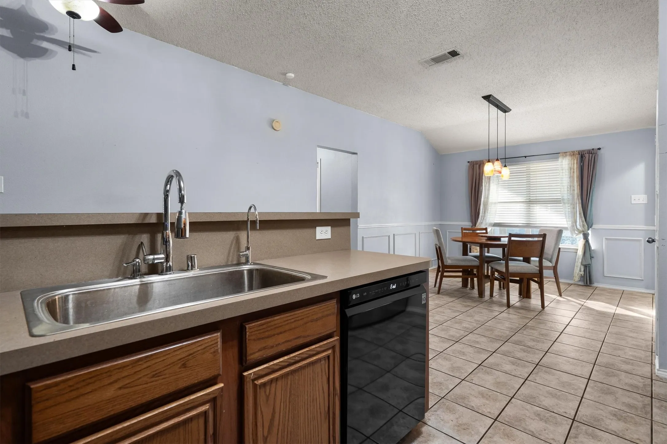 Single Family Residence For Sale in Denton County , 205 Saddlebrook Drive, Krum, Texas 76249, 3 Bedroom, 2 Bathroom, 2 Garage spaces, 1,633 Sqft, built in 2002, mls#21403696, Real Estate Agent in Krum, Homes For Sale in Denton county, Homes For Sale in Krum, Realtor in Krum Texas, Real Estate Brokerage Independent Realty Texas, Luminita Cordes Realtor