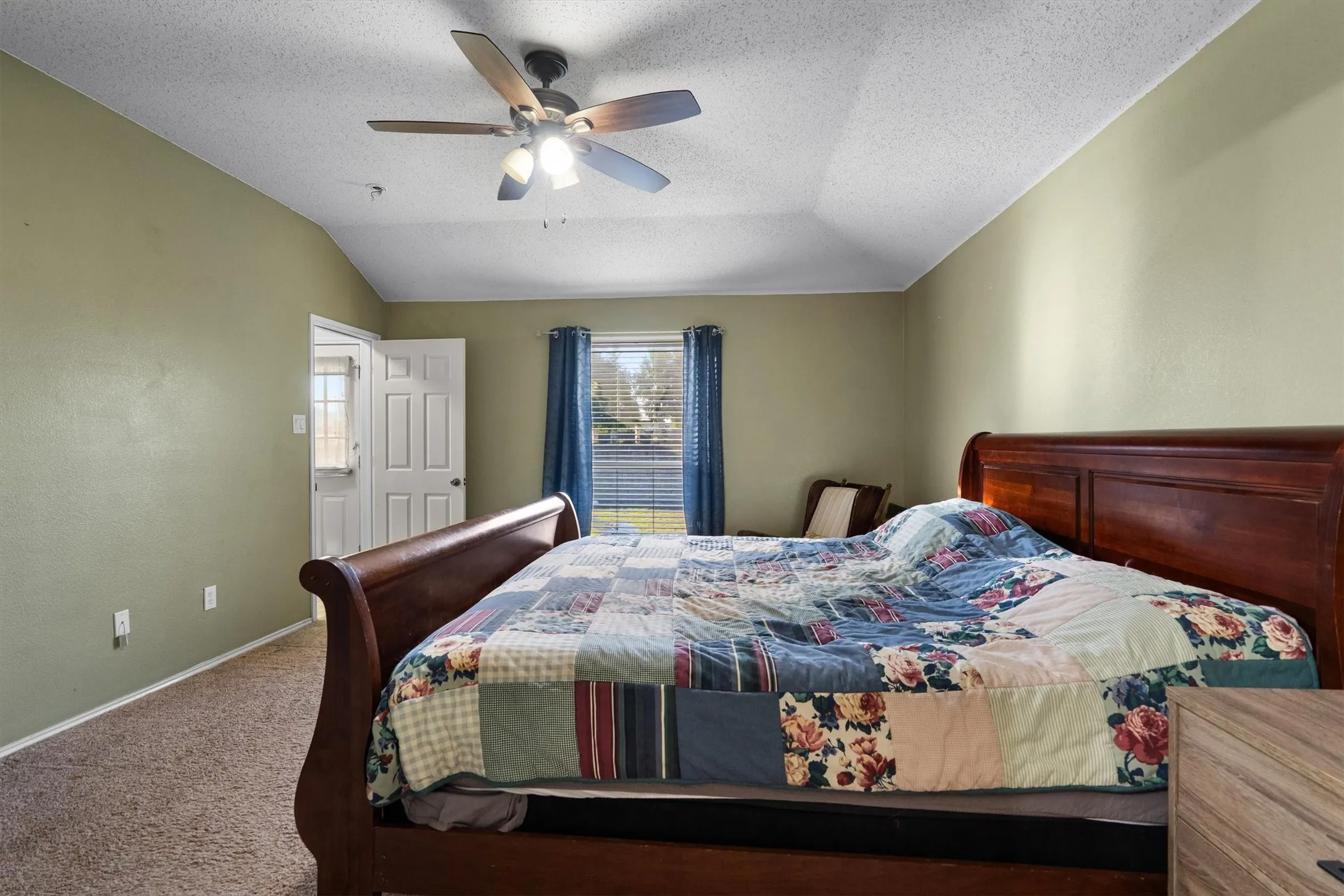 Single Family Residence For Sale in Denton County , 205 Saddlebrook Drive, Krum, Texas 76249, 3 Bedroom, 2 Bathroom, 2 Garage spaces, 1,633 Sqft, built in 2002, mls#21403696, Real Estate Agent in Krum, Homes For Sale in Denton county, Homes For Sale in Krum, Realtor in Krum Texas, Real Estate Brokerage Independent Realty Texas, Luminita Cordes Realtor