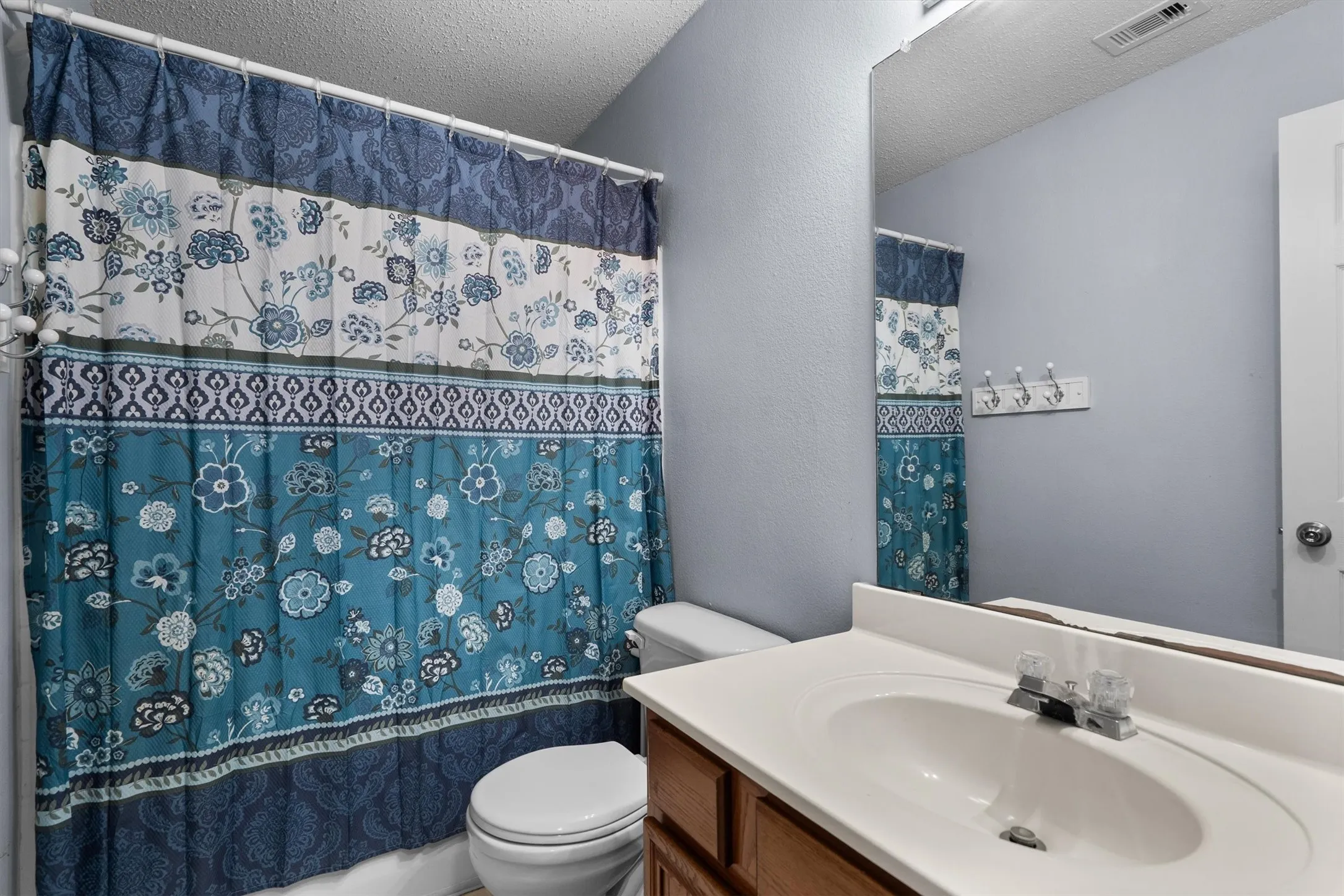 Single Family Residence For Sale in Denton County , 205 Saddlebrook Drive, Krum, Texas 76249, 3 Bedroom, 2 Bathroom, 2 Garage spaces, 1,633 Sqft, built in 2002, mls#21403696, Real Estate Agent in Krum, Homes For Sale in Denton county, Homes For Sale in Krum, Realtor in Krum Texas, Real Estate Brokerage Independent Realty Texas, Luminita Cordes Realtor