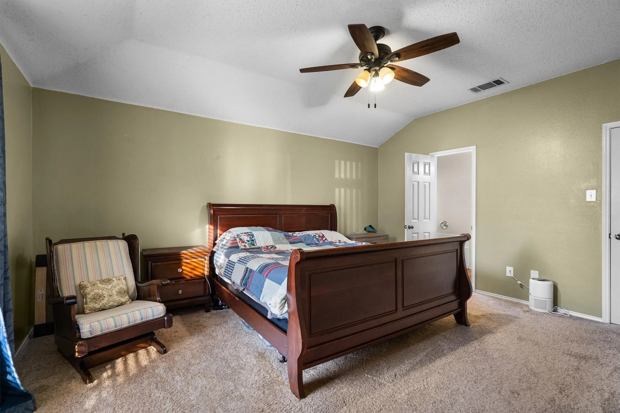 Single Family Residence For Sale in Denton County , 205 Saddlebrook Drive, Krum, Texas 76249, 3 Bedroom, 2 Bathroom, 2 Garage spaces, 1,633 Sqft, built in 2002, mls#21403696, Real Estate Agent in Krum, Homes For Sale in Denton county, Homes For Sale in Krum, Realtor in Krum Texas, Real Estate Brokerage Independent Realty Texas, Luminita Cordes Realtor