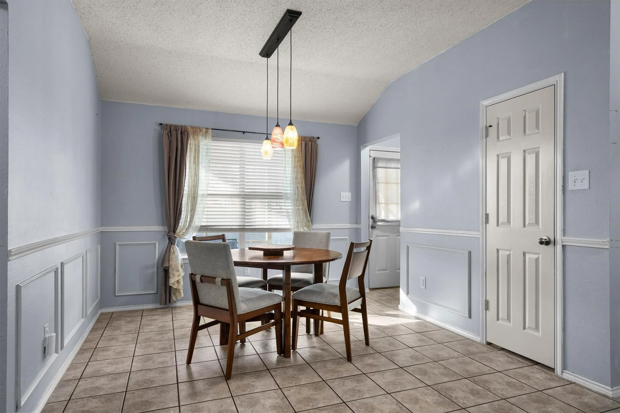 Single Family Residence For Sale in Denton County , 205 Saddlebrook Drive, Krum, Texas 76249, 3 Bedroom, 2 Bathroom, 2 Garage spaces, 1,633 Sqft, built in 2002, mls#21403696, Real Estate Agent in Krum, Homes For Sale in Denton county, Homes For Sale in Krum, Realtor in Krum Texas, Real Estate Brokerage Independent Realty Texas, Luminita Cordes Realtor