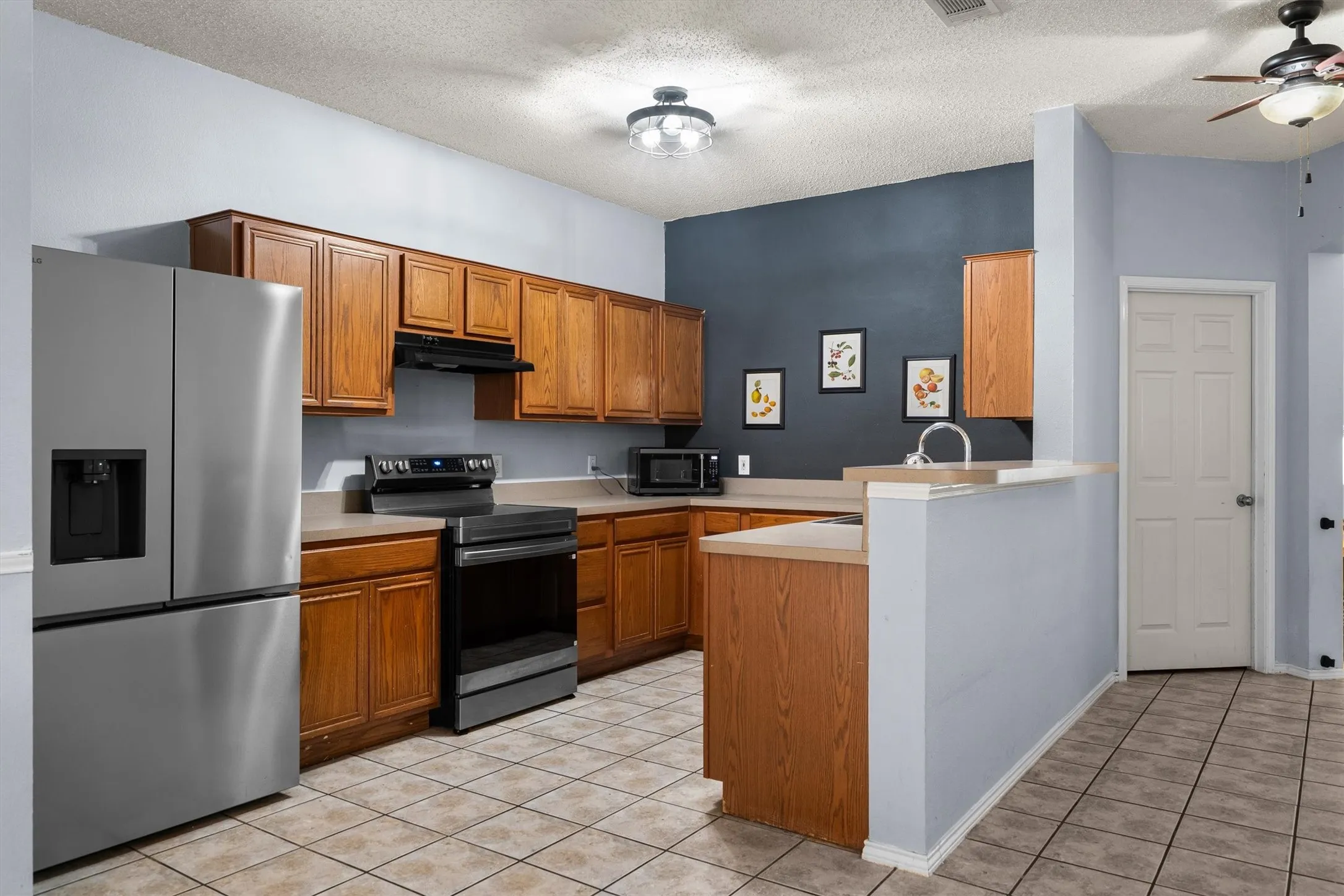 Single Family Residence For Sale in Denton County , 205 Saddlebrook Drive, Krum, Texas 76249, 3 Bedroom, 2 Bathroom, 2 Garage spaces, 1,633 Sqft, built in 2002, mls#21403696, Real Estate Agent in Krum, Homes For Sale in Denton county, Homes For Sale in Krum, Realtor in Krum Texas, Real Estate Brokerage Independent Realty Texas, Luminita Cordes Realtor