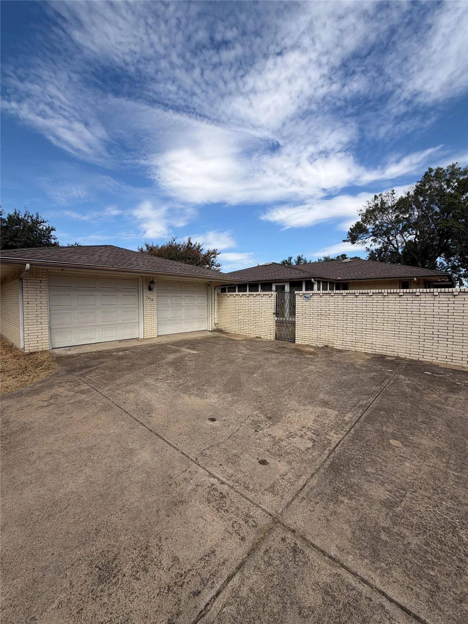Single Family Residence For Sale in Dallas County , 1410 Lexington Drive, Garland, Texas 75041, 3 Bedroom, 3 Bathroom, 2 Garage spaces, 2,194 Sqft, built in 1969, mls#21403914, Real Estate Agent in Garland, Homes For Sale in Dallas county, Homes For Sale in Garland, Realtor in Garland Texas, Real Estate Brokerage Independent Realty Texas, Luminita Cordes Realtor