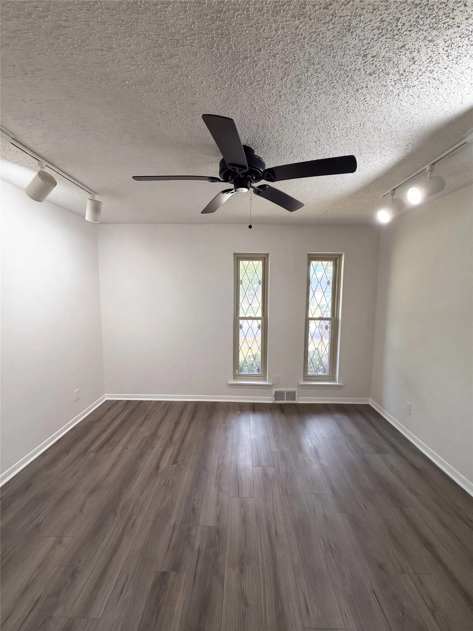 Single Family Residence For Sale in Dallas County , 1410 Lexington Drive, Garland, Texas 75041, 3 Bedroom, 3 Bathroom, 2 Garage spaces, 2,194 Sqft, built in 1969, mls#21403914, Real Estate Agent in Garland, Homes For Sale in Dallas county, Homes For Sale in Garland, Realtor in Garland Texas, Real Estate Brokerage Independent Realty Texas, Luminita Cordes Realtor