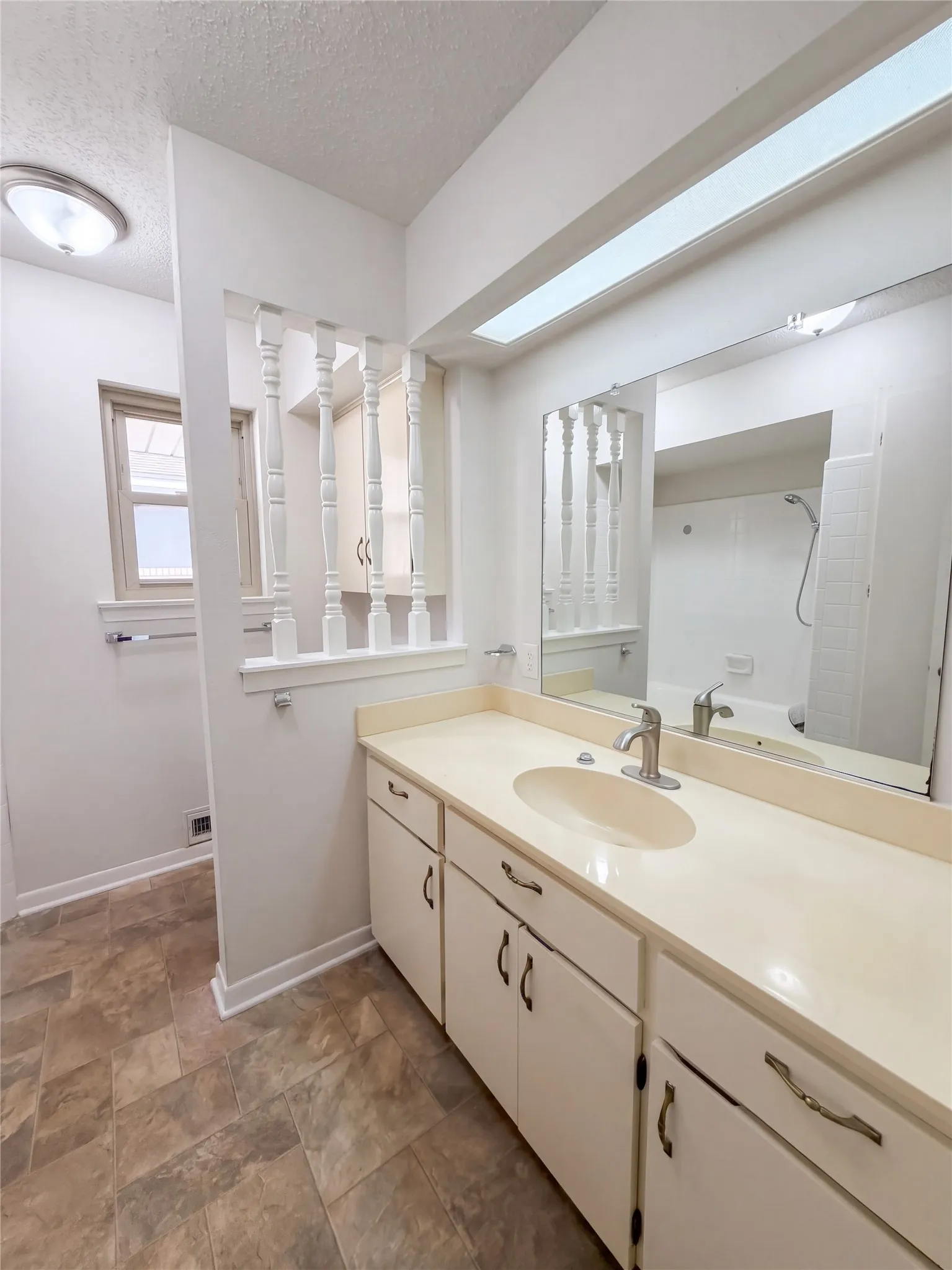 Single Family Residence For Sale in Dallas County , 1410 Lexington Drive, Garland, Texas 75041, 3 Bedroom, 3 Bathroom, 2 Garage spaces, 2,194 Sqft, built in 1969, mls#21403914, Real Estate Agent in Garland, Homes For Sale in Dallas county, Homes For Sale in Garland, Realtor in Garland Texas, Real Estate Brokerage Independent Realty Texas, Luminita Cordes Realtor
