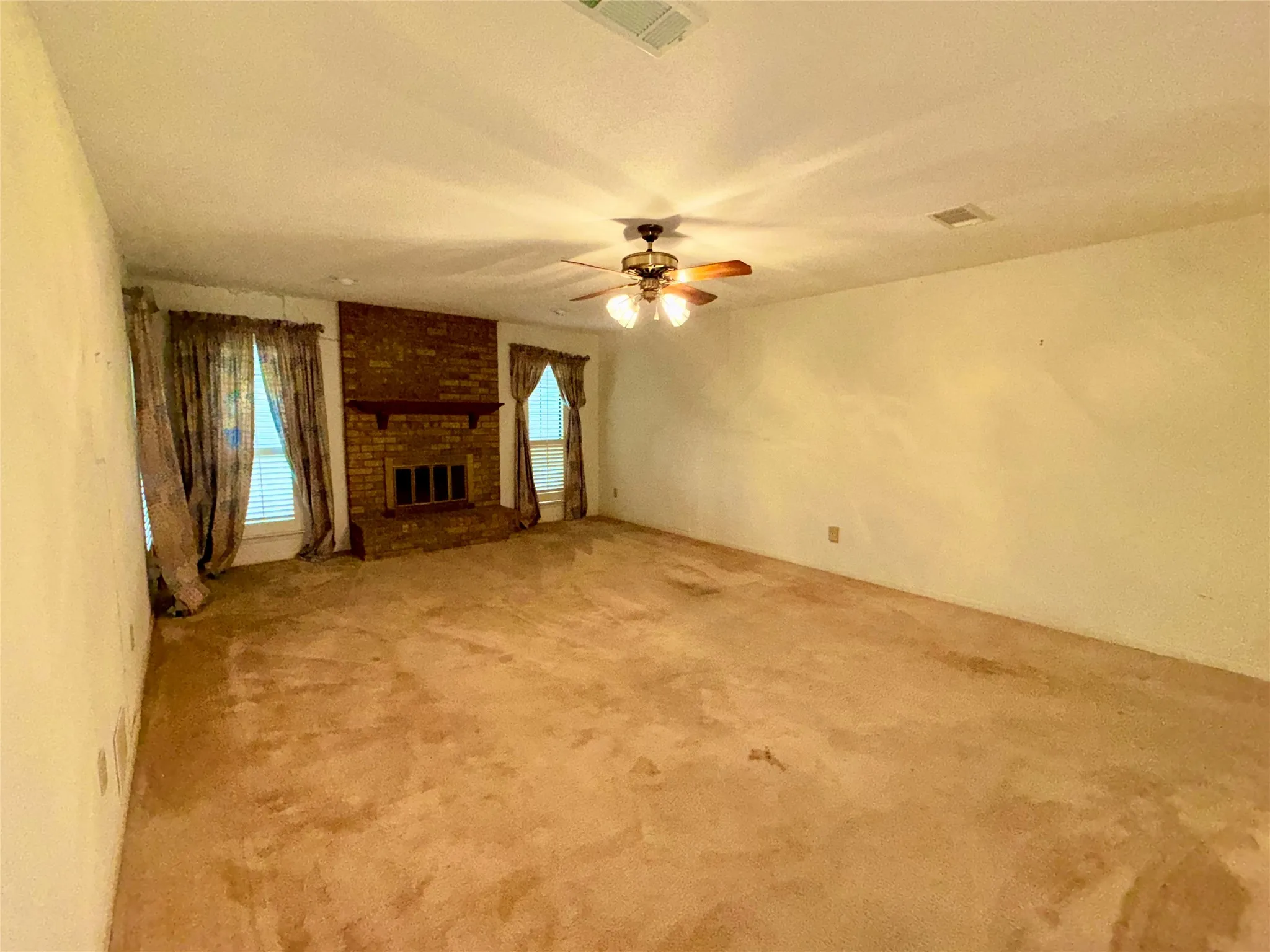 Single Family Residence For Sale in Limestone County , 207 Nashua, Groesbeck, Texas 76642, 4 Bedroom, 2 Bathroom, 2 Garage spaces, 1,825 Sqft, built in 1986, mls#21403692, Real Estate Agent in Groesbeck, Homes For Sale in Limestone county, Homes For Sale in Groesbeck, Realtor in Groesbeck Texas, Real Estate Brokerage Independent Realty Texas, Luminita Cordes Realtor