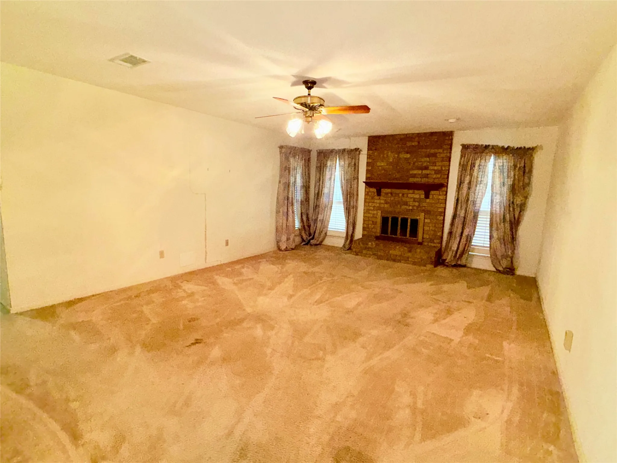 Single Family Residence For Sale in Limestone County , 207 Nashua, Groesbeck, Texas 76642, 4 Bedroom, 2 Bathroom, 2 Garage spaces, 1,825 Sqft, built in 1986, mls#21403692, Real Estate Agent in Groesbeck, Homes For Sale in Limestone county, Homes For Sale in Groesbeck, Realtor in Groesbeck Texas, Real Estate Brokerage Independent Realty Texas, Luminita Cordes Realtor