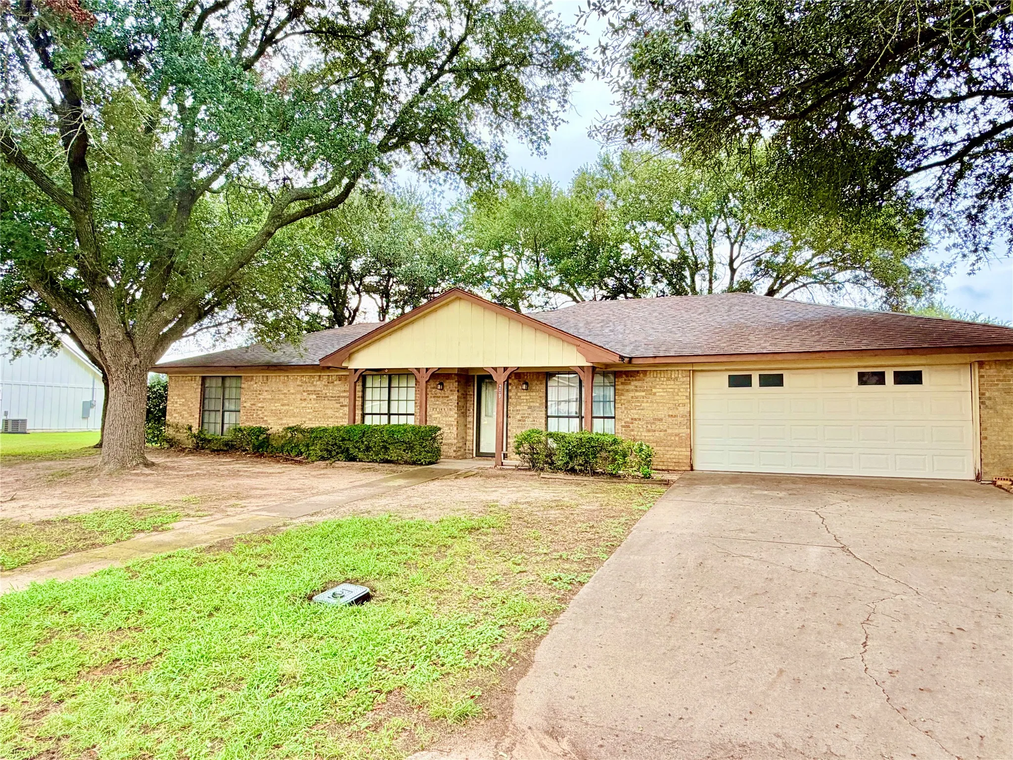 Single Family Residence For Sale in Limestone County , 207 Nashua, Groesbeck, Texas 76642, 4 Bedroom, 2 Bathroom, 2 Garage spaces, 1,825 Sqft, built in 1986, mls#21403692, Real Estate Agent in Groesbeck, Homes For Sale in Limestone county, Homes For Sale in Groesbeck, Realtor in Groesbeck Texas, Real Estate Brokerage Independent Realty Texas, Luminita Cordes Realtor