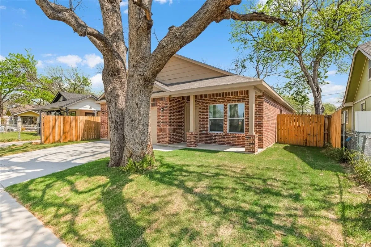 Single Family Residence For Sale in Tarrant County , 804 N Chandler Drive, Fort Worth, Texas 76111, 3 Bedroom, 2 Bathroom, 2 Garage spaces, 1,500 Sqft, built in 2026, mls#21404033, Real Estate Agent in Fort Worth, Homes For Sale in Tarrant county, Homes For Sale in Fort Worth, Realtor in Fort Worth Texas, Real Estate Brokerage Independent Realty Texas, Luminita Cordes Realtor