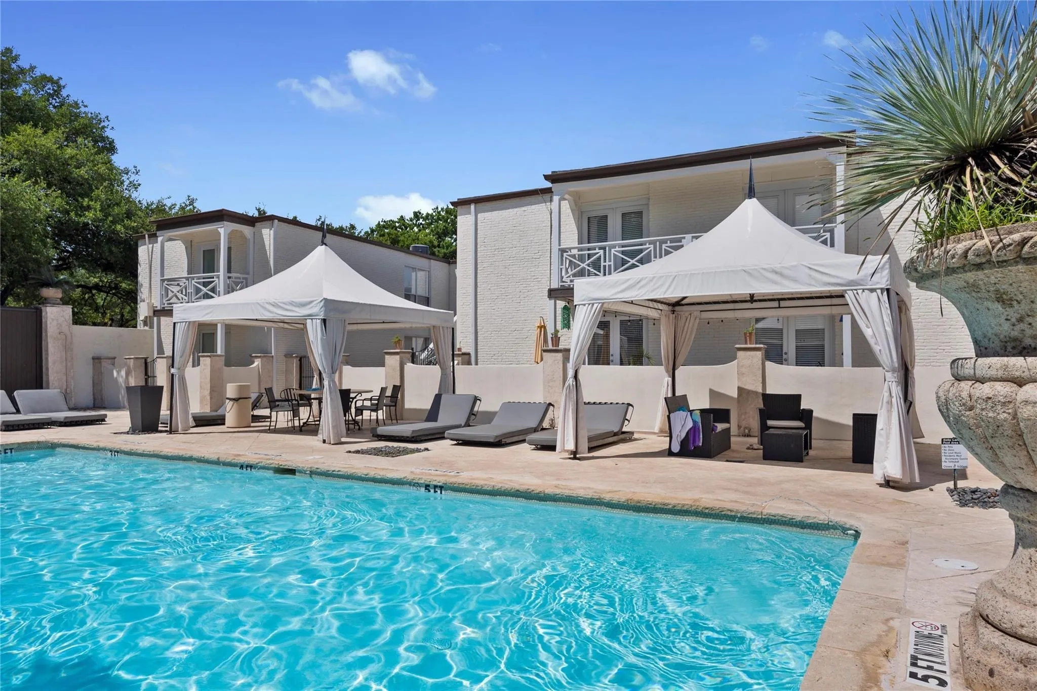 Condominium For Rent in Dallas County , 5907 E University Boulevard 201, Dallas, Texas 75206, 3 Bedroom, 2 Bathroom, Garage spaces, 1,208 Sqft, built in 1964, mls#21404051, Real Estate Agent in Dallas, Homes For Rent in Dallas county, Homes For Rent in Dallas, Realtor in Dallas Texas, Real Estate Brokerage Independent Realty Texas, Luminita Cordes Realtor