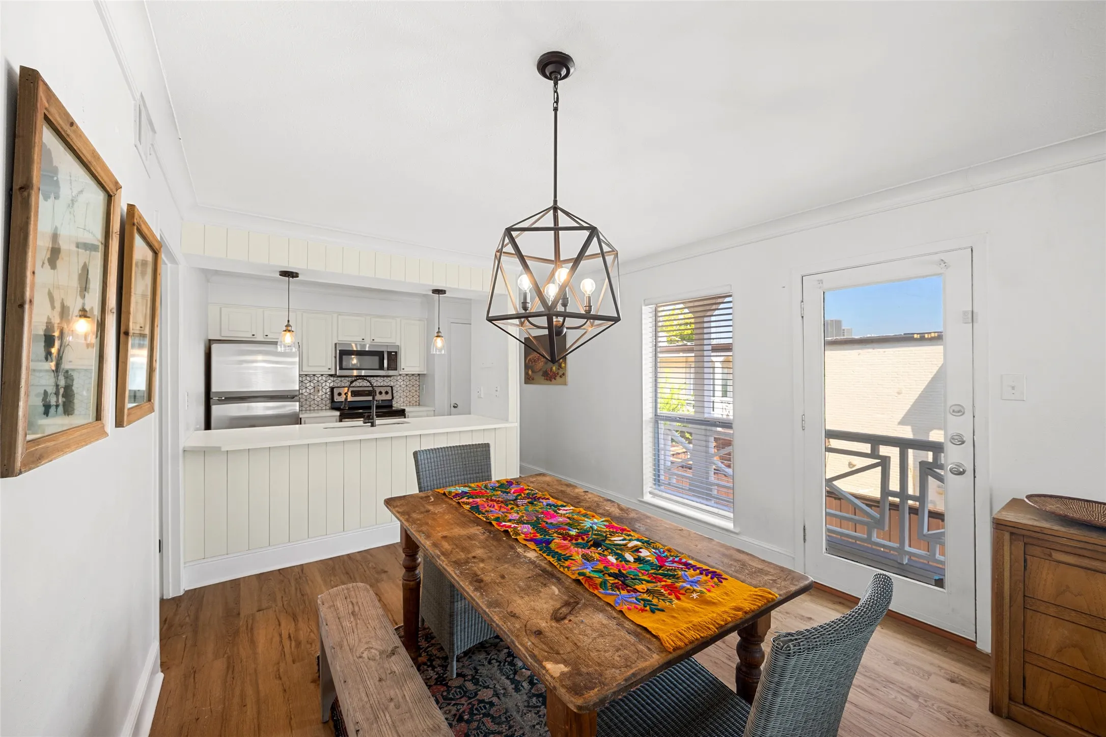 Condominium For Rent in Dallas County , 5907 E University Boulevard 201, Dallas, Texas 75206, 3 Bedroom, 2 Bathroom, Garage spaces, 1,208 Sqft, built in 1964, mls#21404051, Real Estate Agent in Dallas, Homes For Rent in Dallas county, Homes For Rent in Dallas, Realtor in Dallas Texas, Real Estate Brokerage Independent Realty Texas, Luminita Cordes Realtor