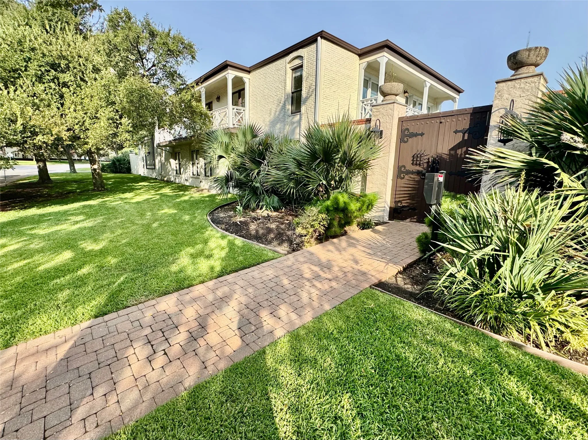 Condominium For Rent in Dallas County , 5907 E University Boulevard 201, Dallas, Texas 75206, 3 Bedroom, 2 Bathroom, Garage spaces, 1,208 Sqft, built in 1964, mls#21404051, Real Estate Agent in Dallas, Homes For Rent in Dallas county, Homes For Rent in Dallas, Realtor in Dallas Texas, Real Estate Brokerage Independent Realty Texas, Luminita Cordes Realtor