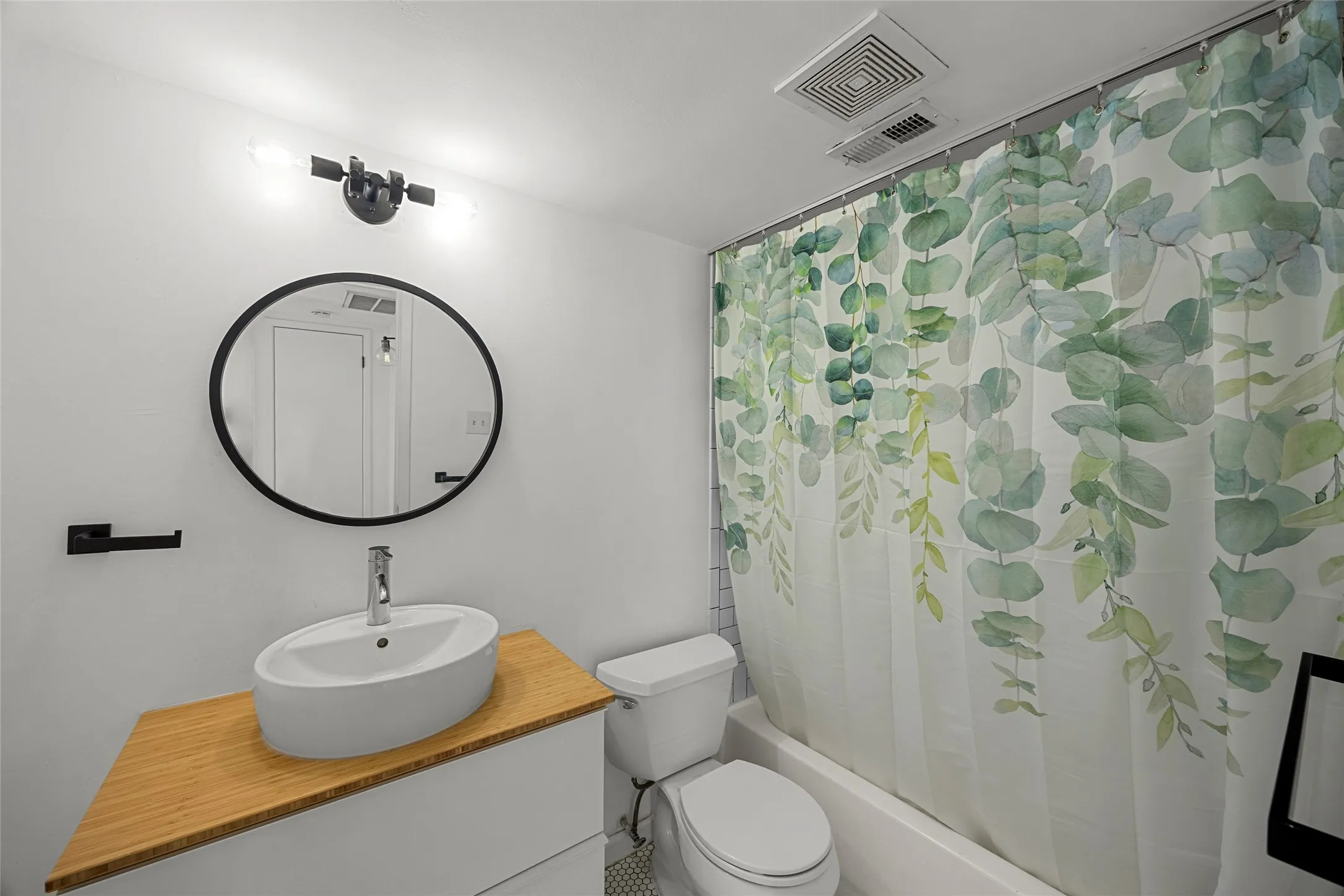 Condominium For Rent in Dallas County , 5907 E University Boulevard 201, Dallas, Texas 75206, 3 Bedroom, 2 Bathroom, Garage spaces, 1,208 Sqft, built in 1964, mls#21404051, Real Estate Agent in Dallas, Homes For Rent in Dallas county, Homes For Rent in Dallas, Realtor in Dallas Texas, Real Estate Brokerage Independent Realty Texas, Luminita Cordes Realtor