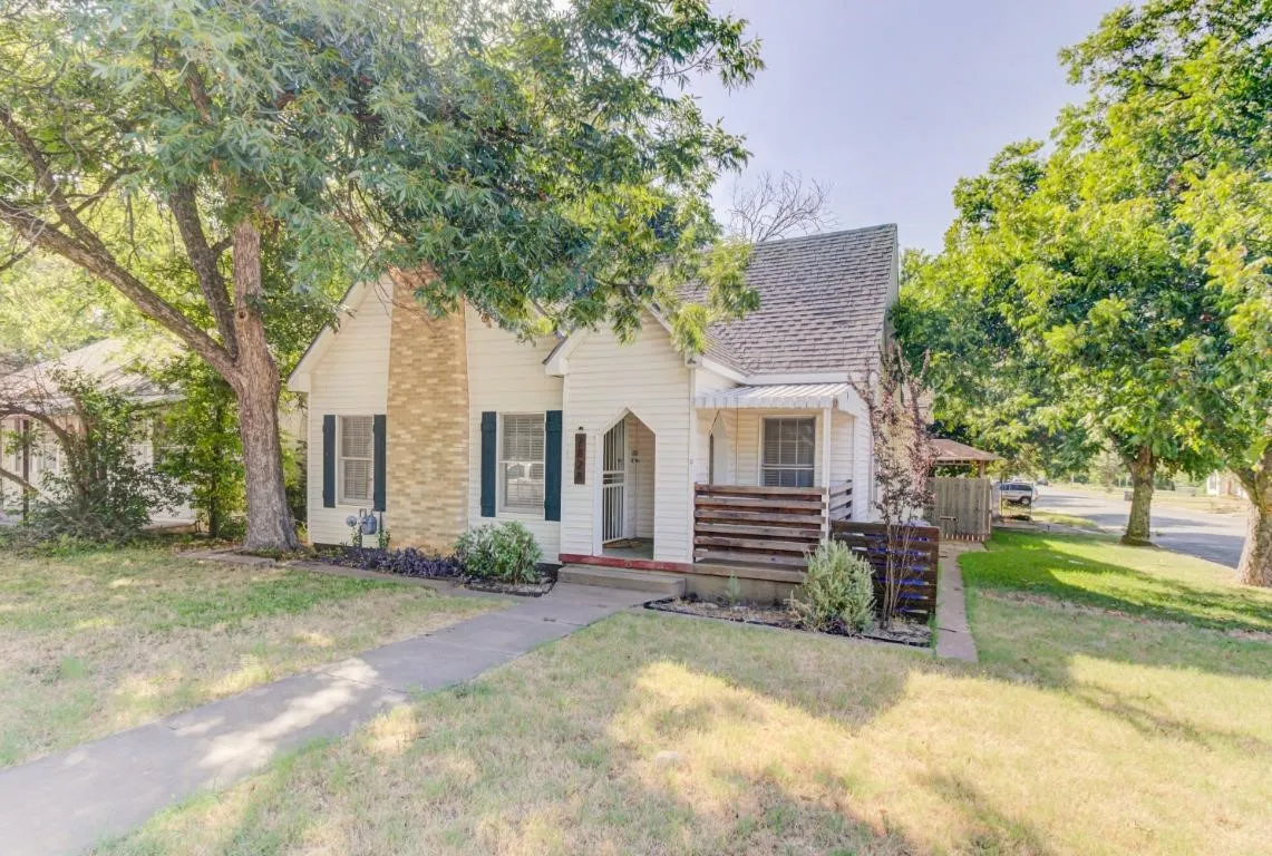 Single Family Residence For Sale in Mc Lennan County , 2828 Grim Avenue, Waco, Texas 76707, 2 Bedroom, 1 Bathroom, 2 Garage spaces, 1,276 Sqft, built in 1939, mls#21404014, Real Estate Agent in Waco, Homes For Sale in Mc Lennan county, Homes For Sale in Waco, Realtor in Waco Texas, Real Estate Brokerage Independent Realty Texas, Luminita Cordes Realtor