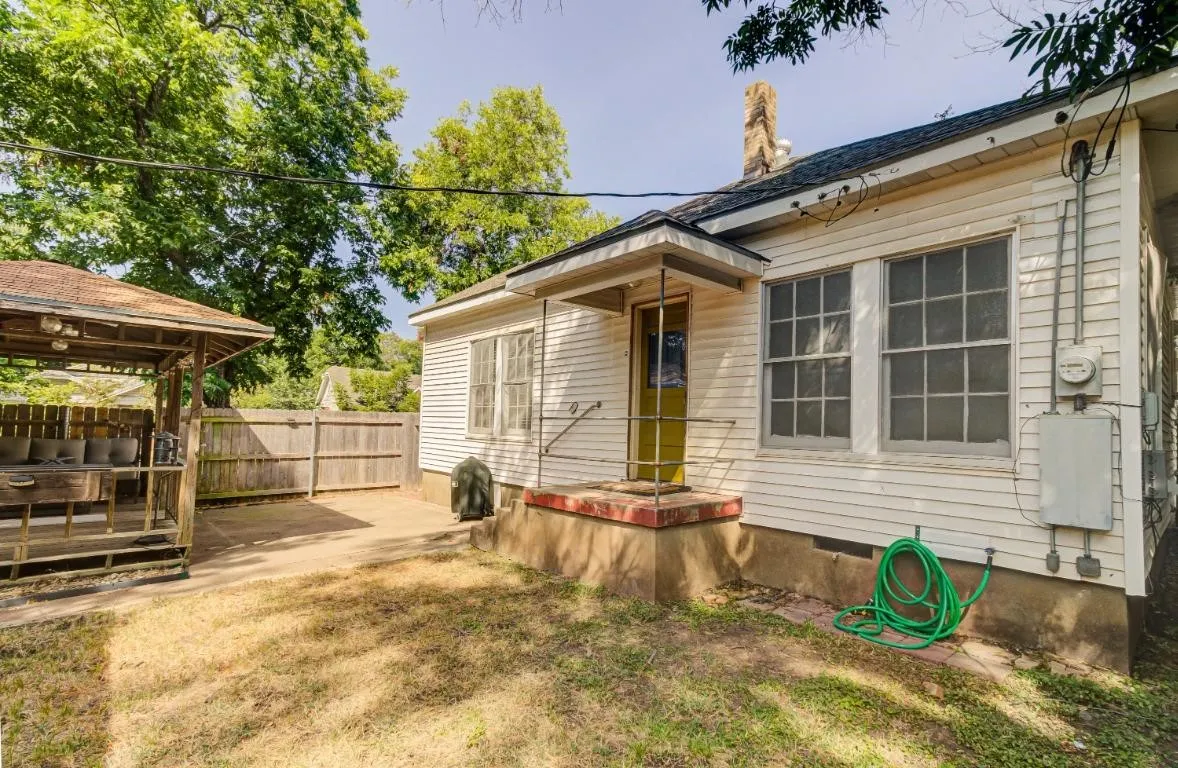 Single Family Residence For Sale in Mc Lennan County , 2828 Grim Avenue, Waco, Texas 76707, 2 Bedroom, 1 Bathroom, 2 Garage spaces, 1,276 Sqft, built in 1939, mls#21404014, Real Estate Agent in Waco, Homes For Sale in Mc Lennan county, Homes For Sale in Waco, Realtor in Waco Texas, Real Estate Brokerage Independent Realty Texas, Luminita Cordes Realtor