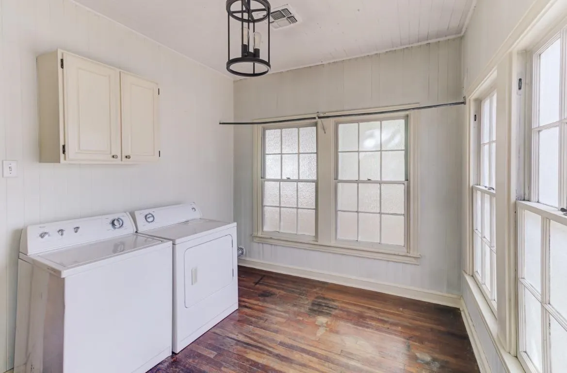 Single Family Residence For Sale in Mc Lennan County , 2828 Grim Avenue, Waco, Texas 76707, 2 Bedroom, 1 Bathroom, 2 Garage spaces, 1,276 Sqft, built in 1939, mls#21404014, Real Estate Agent in Waco, Homes For Sale in Mc Lennan county, Homes For Sale in Waco, Realtor in Waco Texas, Real Estate Brokerage Independent Realty Texas, Luminita Cordes Realtor
