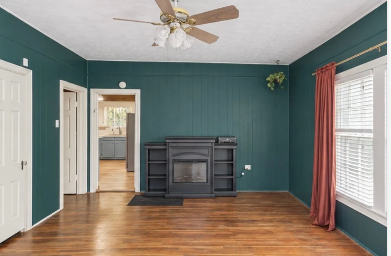 Single Family Residence For Sale in Mc Lennan County , 2828 Grim Avenue, Waco, Texas 76707, 2 Bedroom, 1 Bathroom, 2 Garage spaces, 1,276 Sqft, built in 1939, mls#21404014, Real Estate Agent in Waco, Homes For Sale in Mc Lennan county, Homes For Sale in Waco, Realtor in Waco Texas, Real Estate Brokerage Independent Realty Texas, Luminita Cordes Realtor