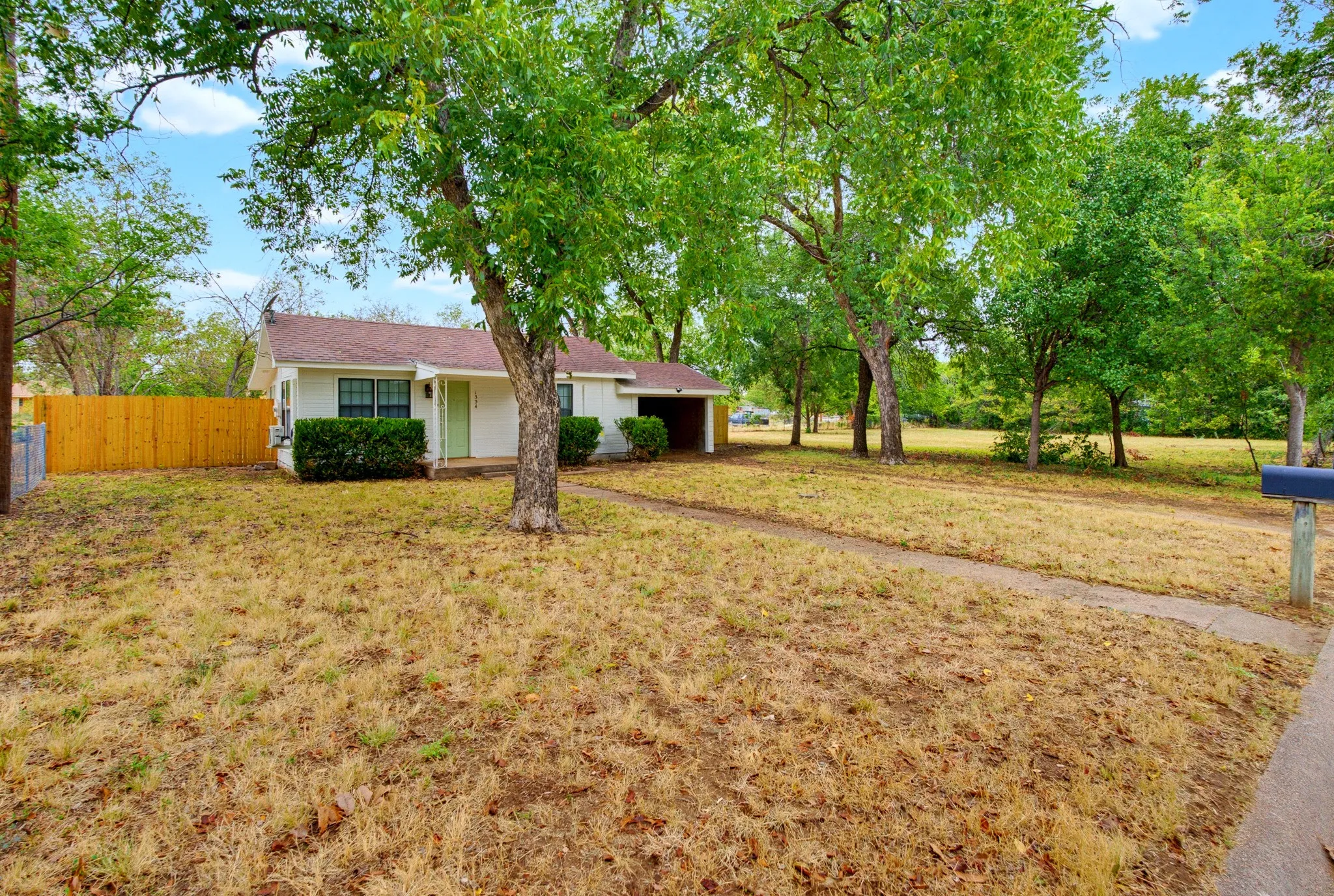 Single Family Residence For Sale in Taylor County , 1334 Lytle Acres Drive, Abilene, Texas 79602, 1 Bedroom, 1 Bathroom, 1 Garage spaces, 672 Sqft, built in 1952, mls#21403989, Real Estate Agent in Abilene, Homes For Sale in Taylor county, Homes For Sale in Abilene, Realtor in Abilene Texas, Real Estate Brokerage Independent Realty Texas, Luminita Cordes Realtor