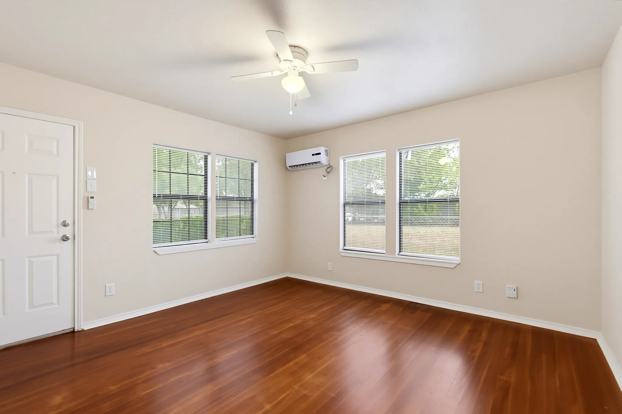 Single Family Residence For Sale in Taylor County , 1334 Lytle Acres Drive, Abilene, Texas 79602, 1 Bedroom, 1 Bathroom, 1 Garage spaces, 672 Sqft, built in 1952, mls#21403989, Real Estate Agent in Abilene, Homes For Sale in Taylor county, Homes For Sale in Abilene, Realtor in Abilene Texas, Real Estate Brokerage Independent Realty Texas, Luminita Cordes Realtor