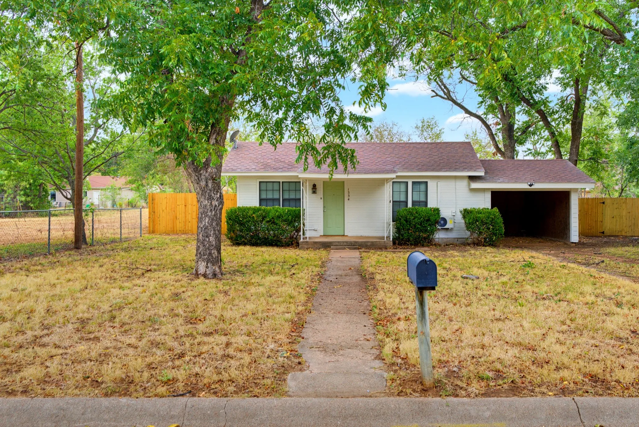 Single Family Residence For Sale in Taylor County , 1334 Lytle Acres Drive, Abilene, Texas 79602, 1 Bedroom, 1 Bathroom, 1 Garage spaces, 672 Sqft, built in 1952, mls#21403989, Real Estate Agent in Abilene, Homes For Sale in Taylor county, Homes For Sale in Abilene, Realtor in Abilene Texas, Real Estate Brokerage Independent Realty Texas, Luminita Cordes Realtor