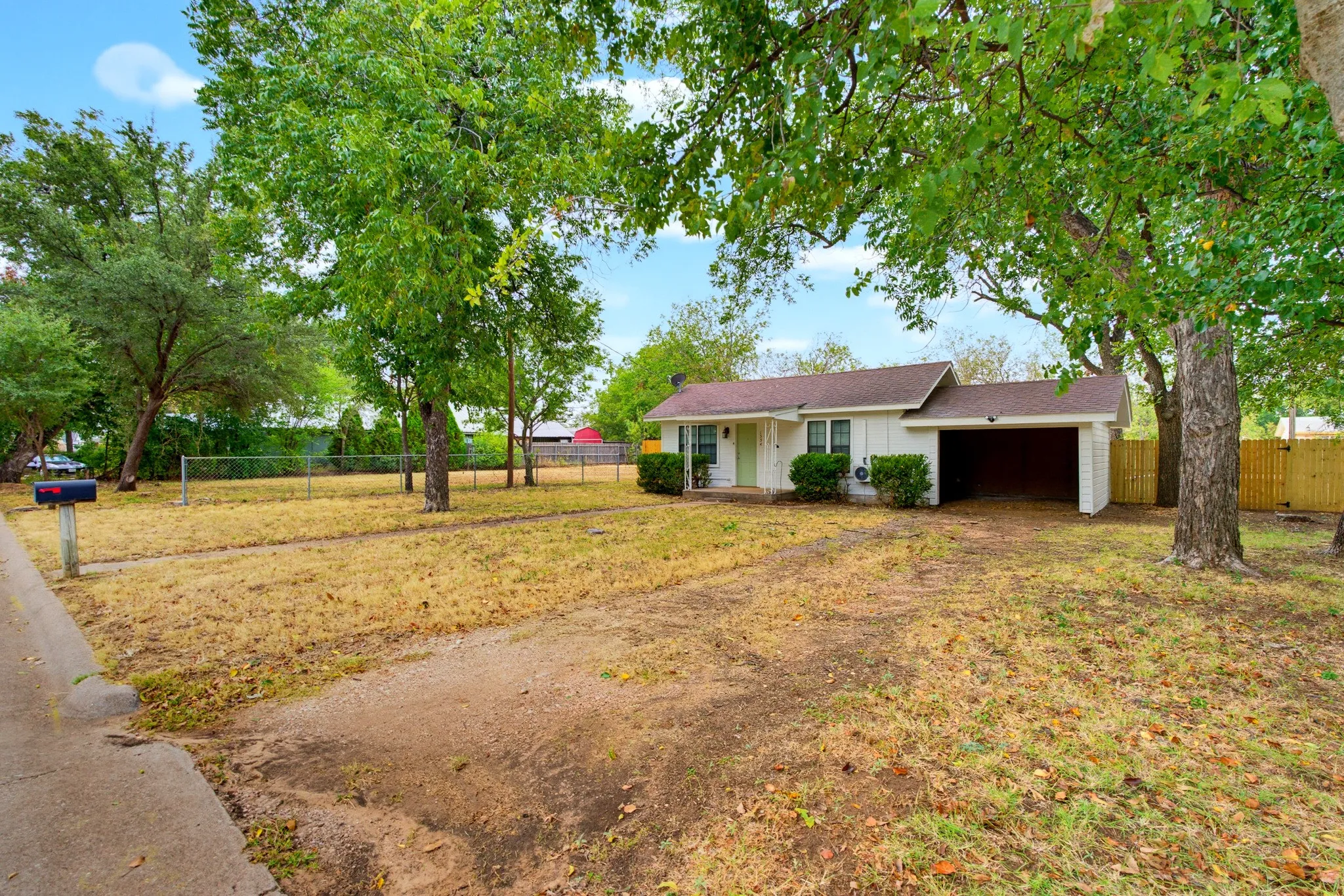 Single Family Residence For Sale in Taylor County , 1334 Lytle Acres Drive, Abilene, Texas 79602, 1 Bedroom, 1 Bathroom, 1 Garage spaces, 672 Sqft, built in 1952, mls#21403989, Real Estate Agent in Abilene, Homes For Sale in Taylor county, Homes For Sale in Abilene, Realtor in Abilene Texas, Real Estate Brokerage Independent Realty Texas, Luminita Cordes Realtor